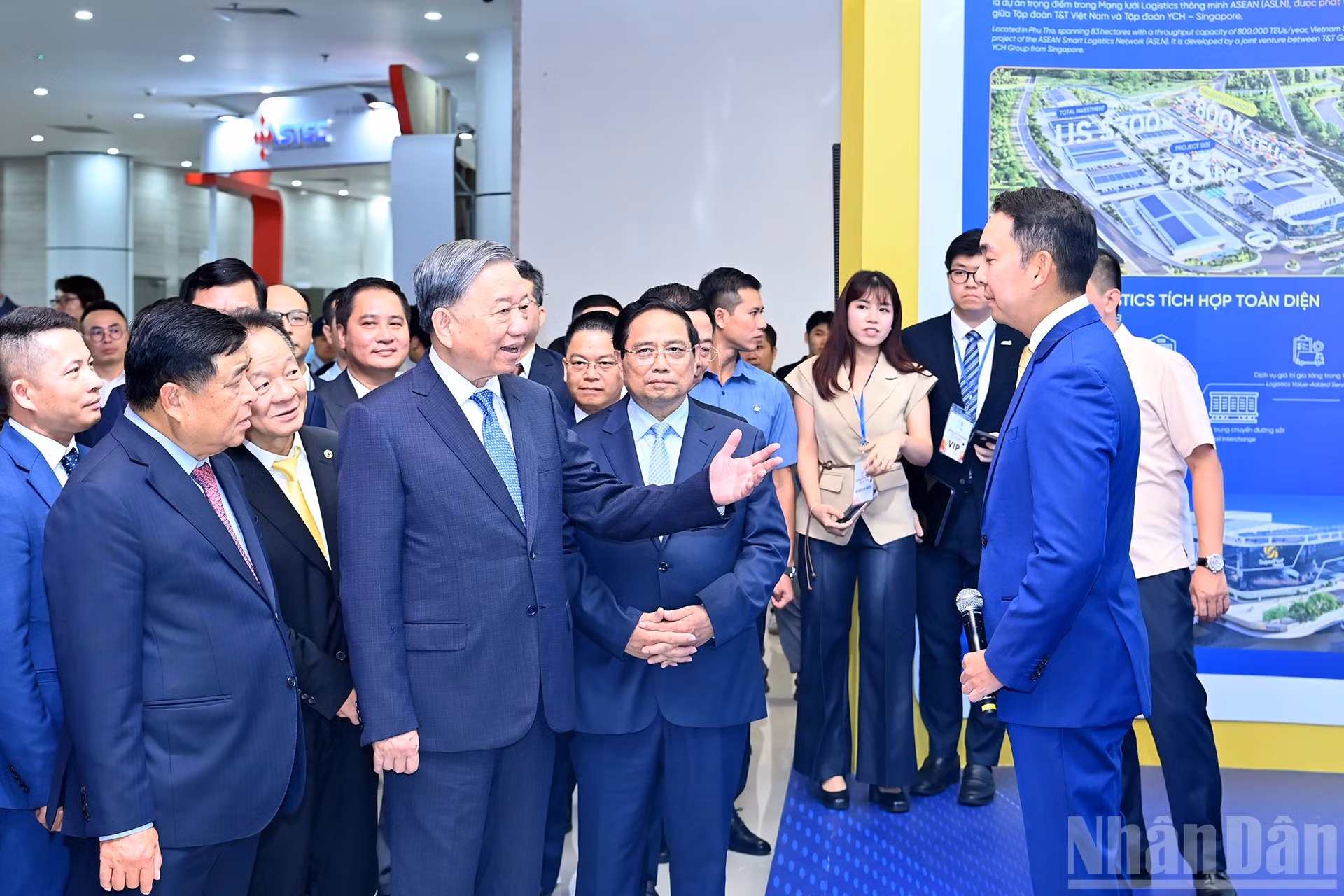 El secretario general del Partido Comunista de Vietnam, To Lam, y el primer ministro del país, Pham Minh Chinh, recorren la exposición.