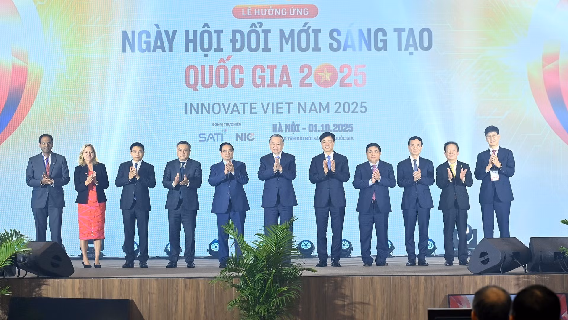 El secretario general del Partido Comunista de Vietnam, To Lam, y el primer ministro del país, Pham Minh Chinh, junto con delegados a la ceremonia en saludo al Día de la Innovación de Vietnam 2025.