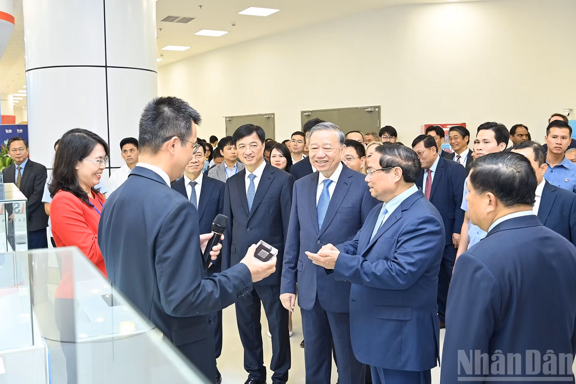 El secretario general del Partido Comunista de Vietnam, To Lam, y el primer ministro del país, Pham Minh Chinh, recorren la exposición.