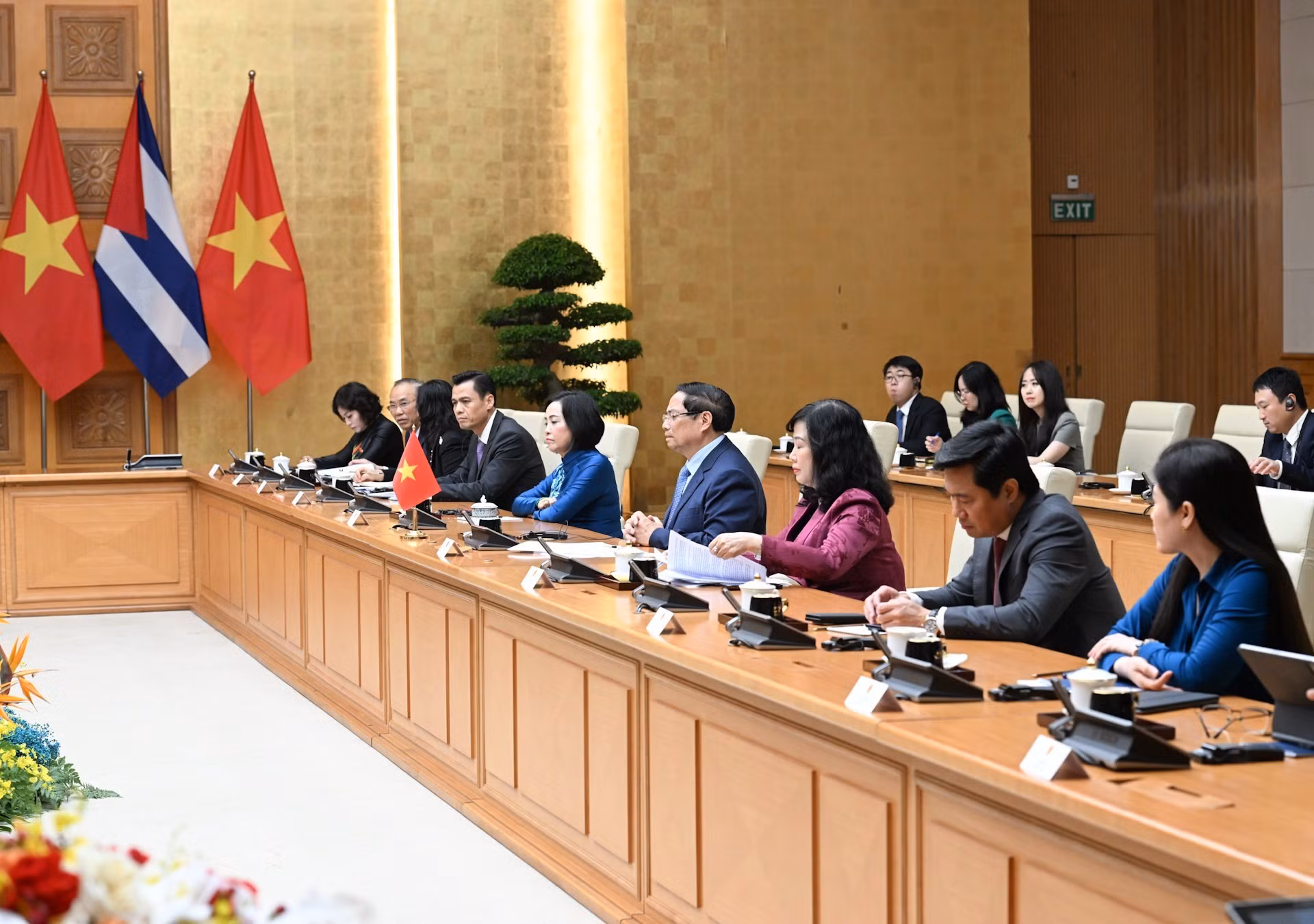 El premier Pham Minh Chinh y representantes del Gobierno vietnamita.