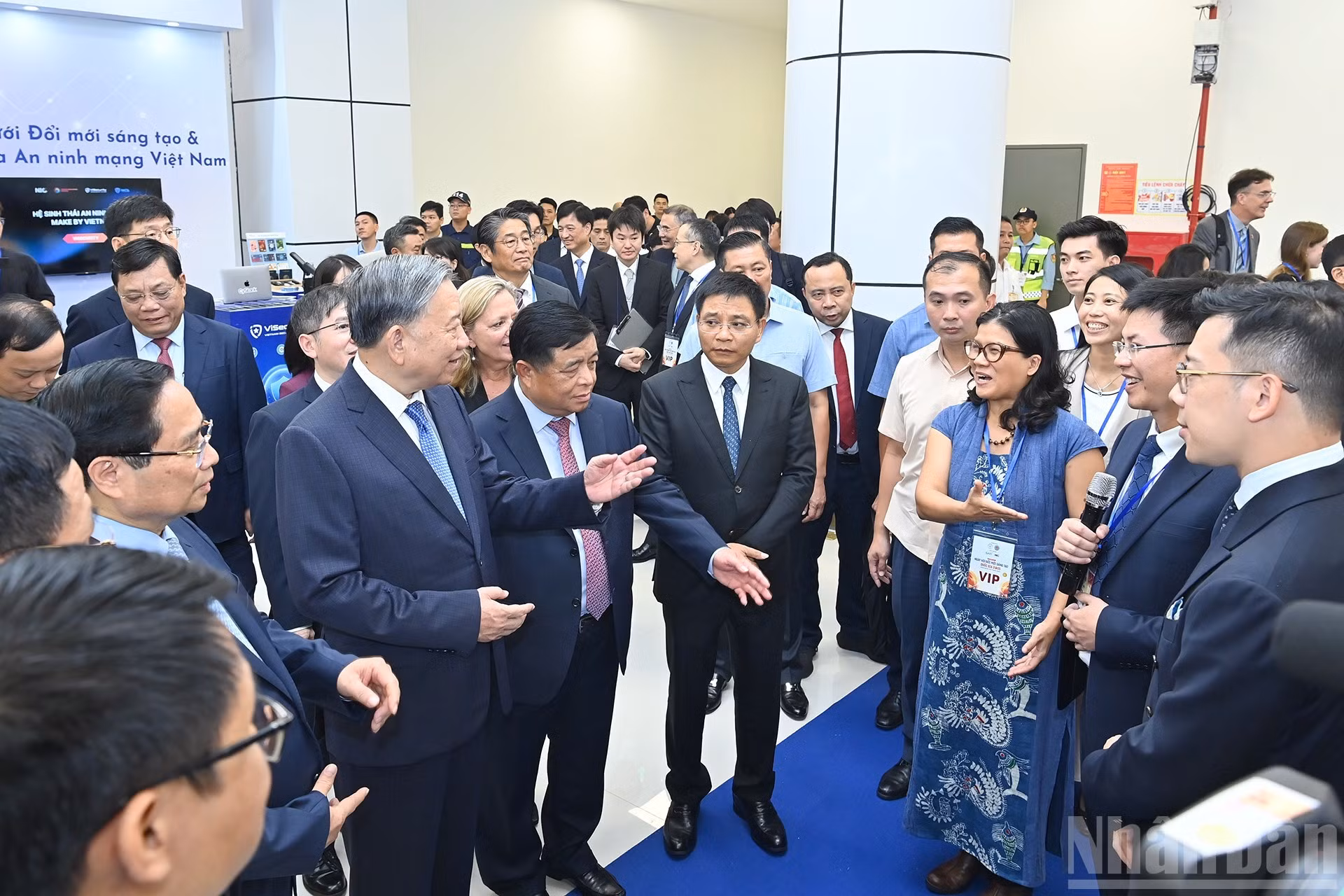 El secretario general del Partido Comunista de Vietnam, To Lam, y el primer ministro del país, Pham Minh Chinh, recorren la exposición.