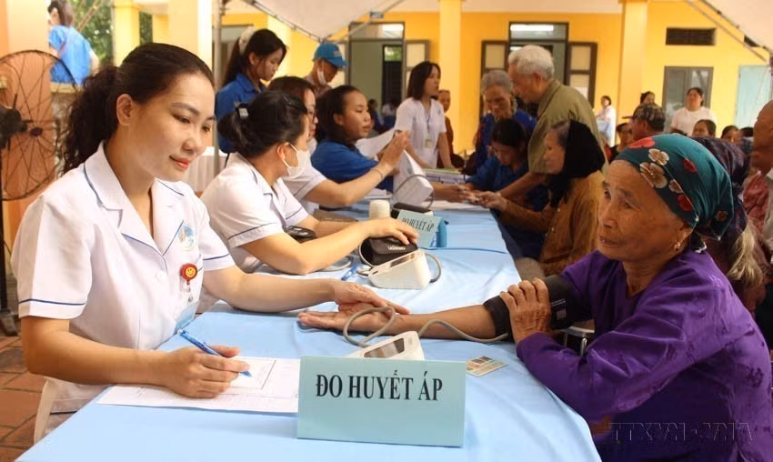 Programa de chequeos médicos para más de cinco mil personas mayores de 70 años en la comuna de Da Phuc en Hanói.
