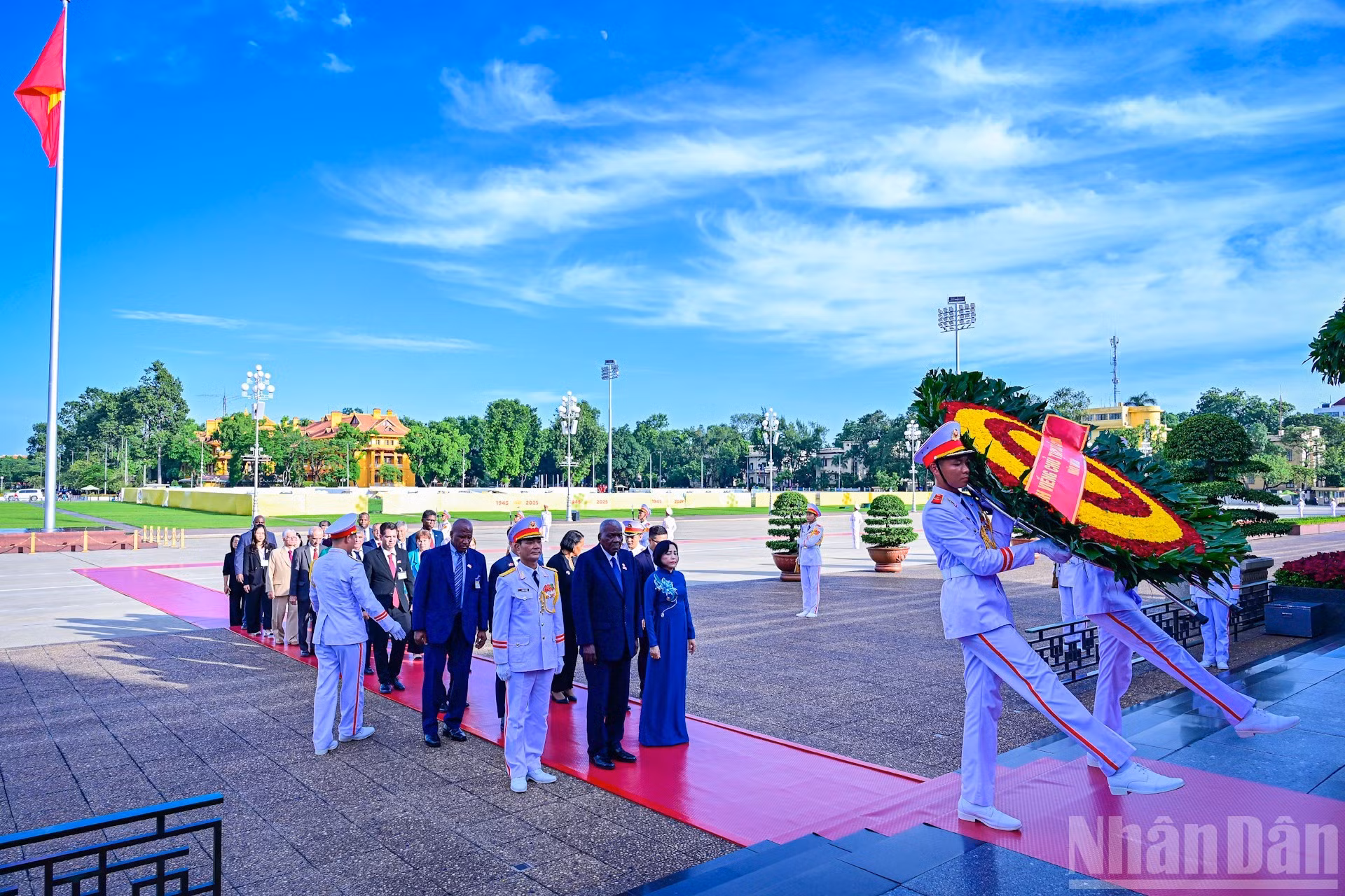 Los delegados en la entrada al Mausoleo del Presidente Ho Chi Minh.