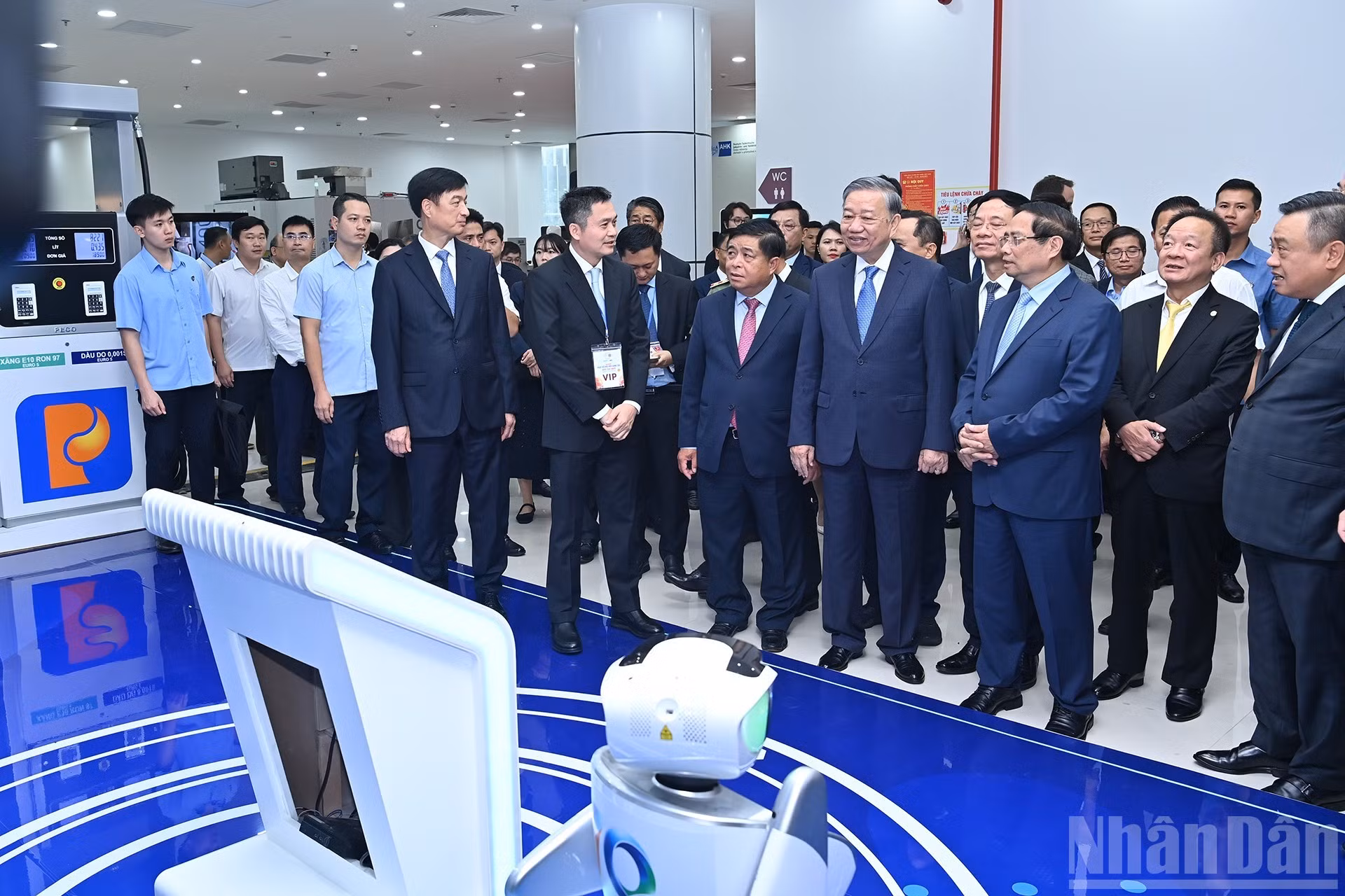 El secretario general del Partido Comunista de Vietnam, To Lam, y el primer ministro del país, Pham Minh Chinh, observan una zona expositiva.