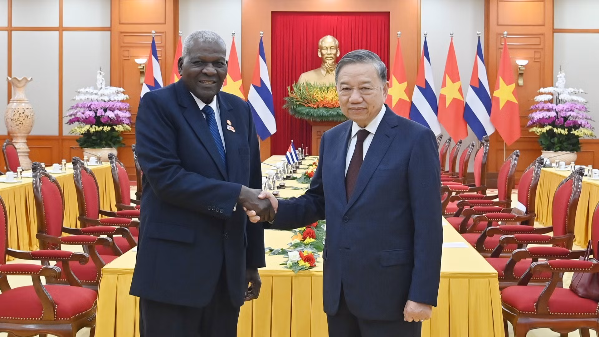 El secretario general del Partido Comunista de Vietnam, To Lam (derecha), y el presidente de la Asamblea Nacional del Poder Popular y del Consejo de Estado de Cuba, Esteban Lazo Hernández.