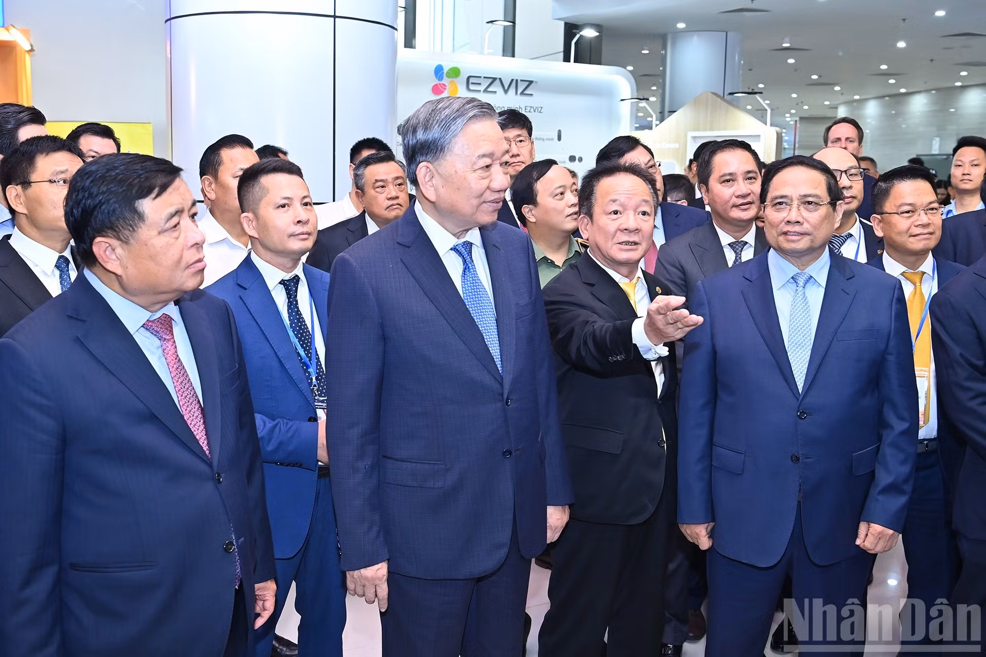 El presidente del grupo T&amp;T, Do Quang Hien, enseña a los delegados el esfuerzo de transformación digital en los servicios de logística.