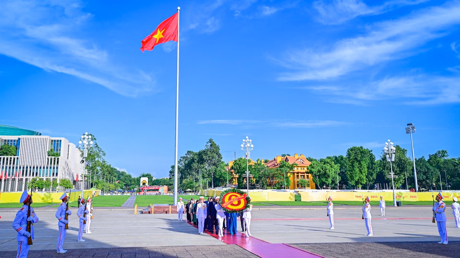 [Foto] Dirigente parlamentario de Cuba rinde homenaje al Presidente Ho Chi Minh