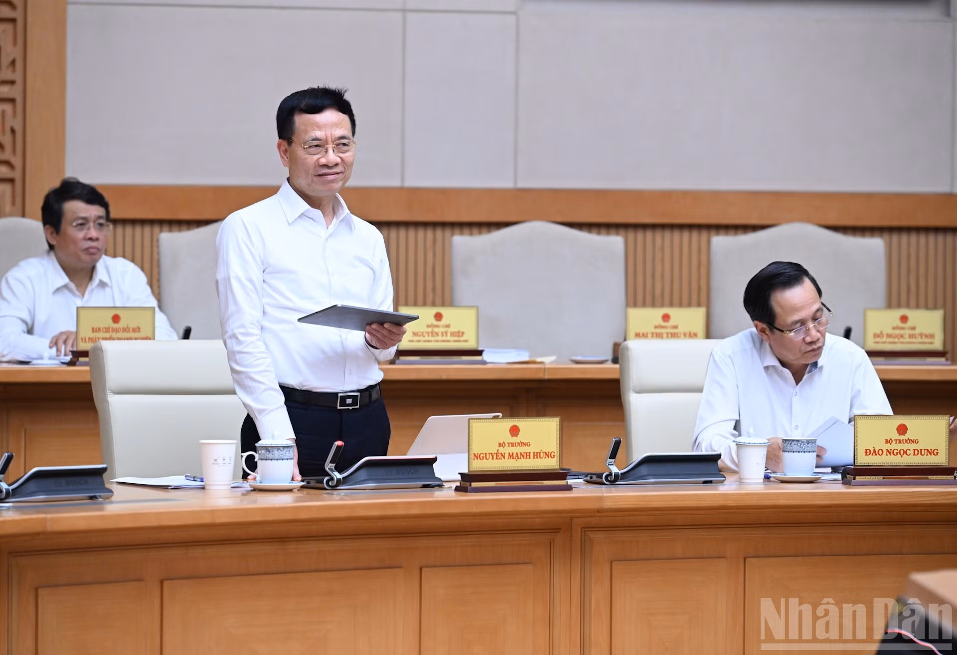 El ministro de Ciencia y Tecnología, Nguyen Manh Hung, participa en el debate.