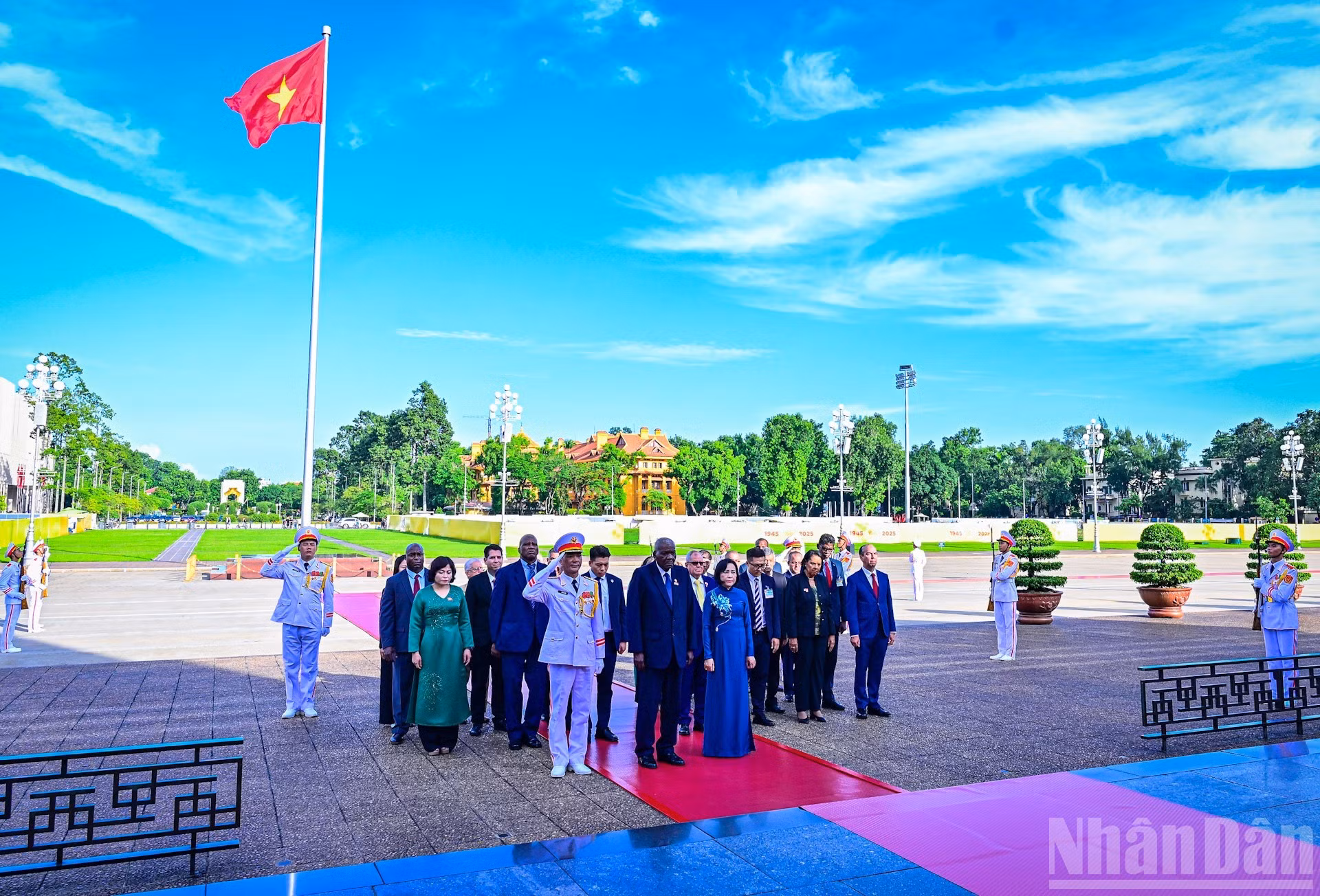 Los diputados cubanos rinden homenaje al Presidente Ho Chi Minh.