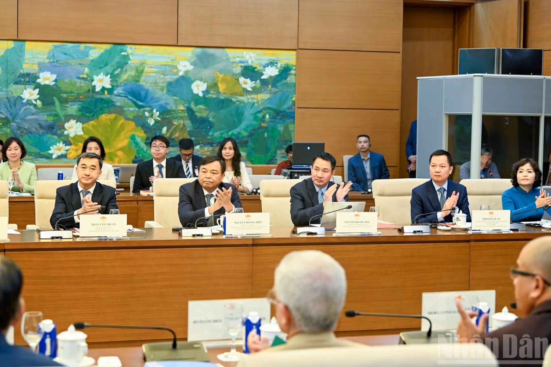 Diputados vietnamitas en la sesión.