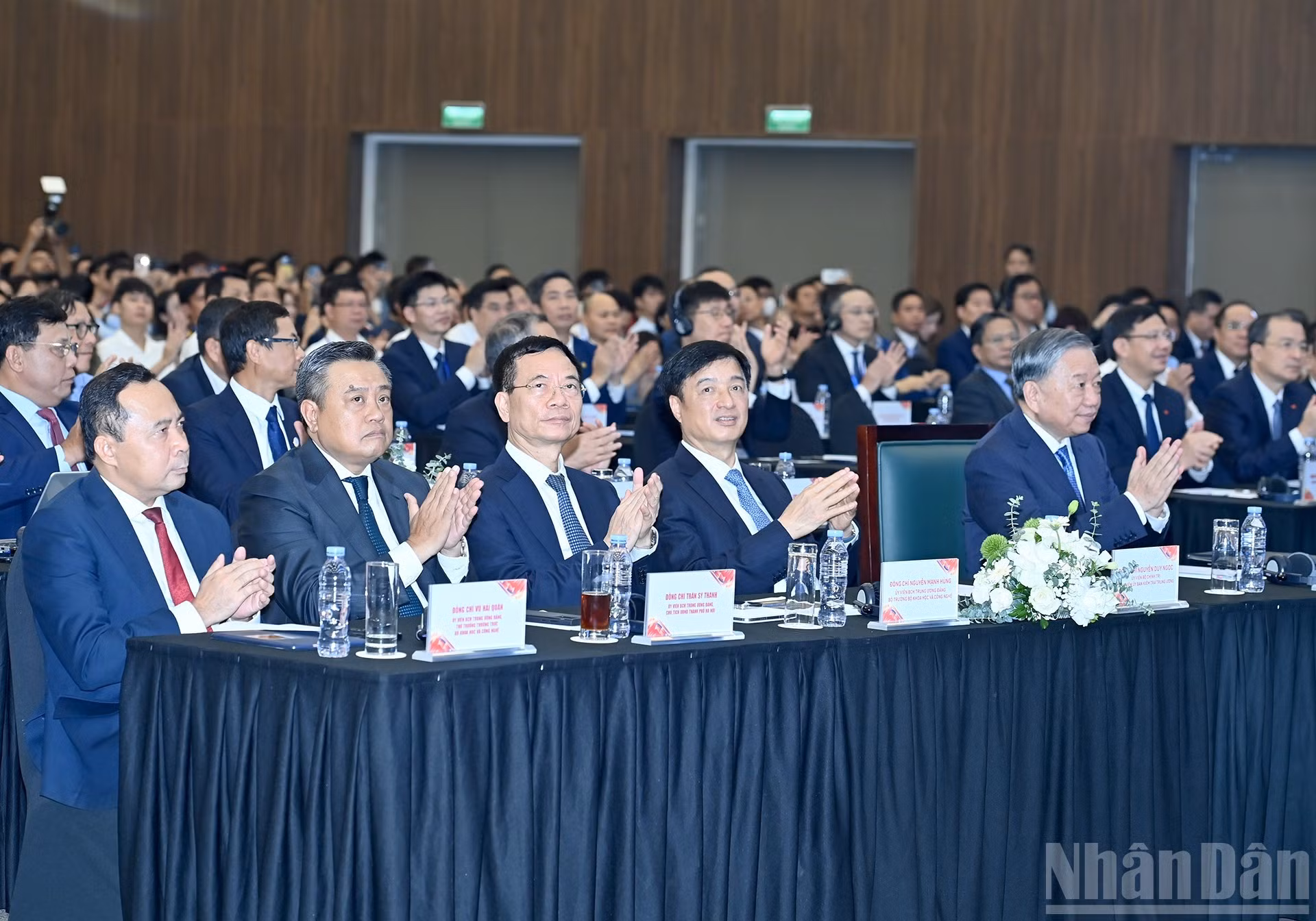 El secretario general del Partido Comunista de Vietnam, To Lam, y delegados en la cita.