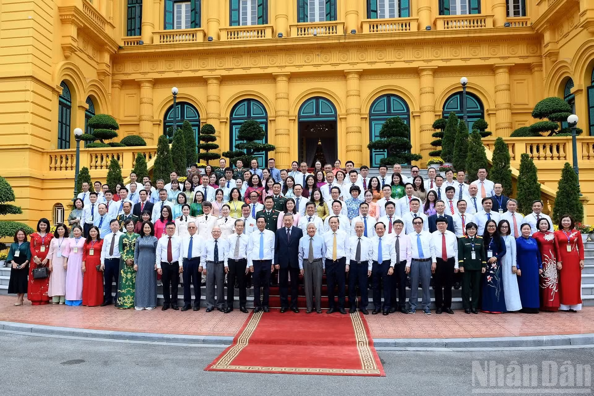 El secretario general del Partido Comunista y presidente de Vietnam, To Lam, se toma fotos junto a los delegados.