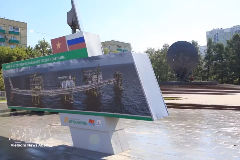 El conjunto arquitectónico formado por la Plaza y el Monumento al Presidente Ho Chi Minh representa un destacado símbolo de las relaciones de amistad entre Vietnam y Rusia.