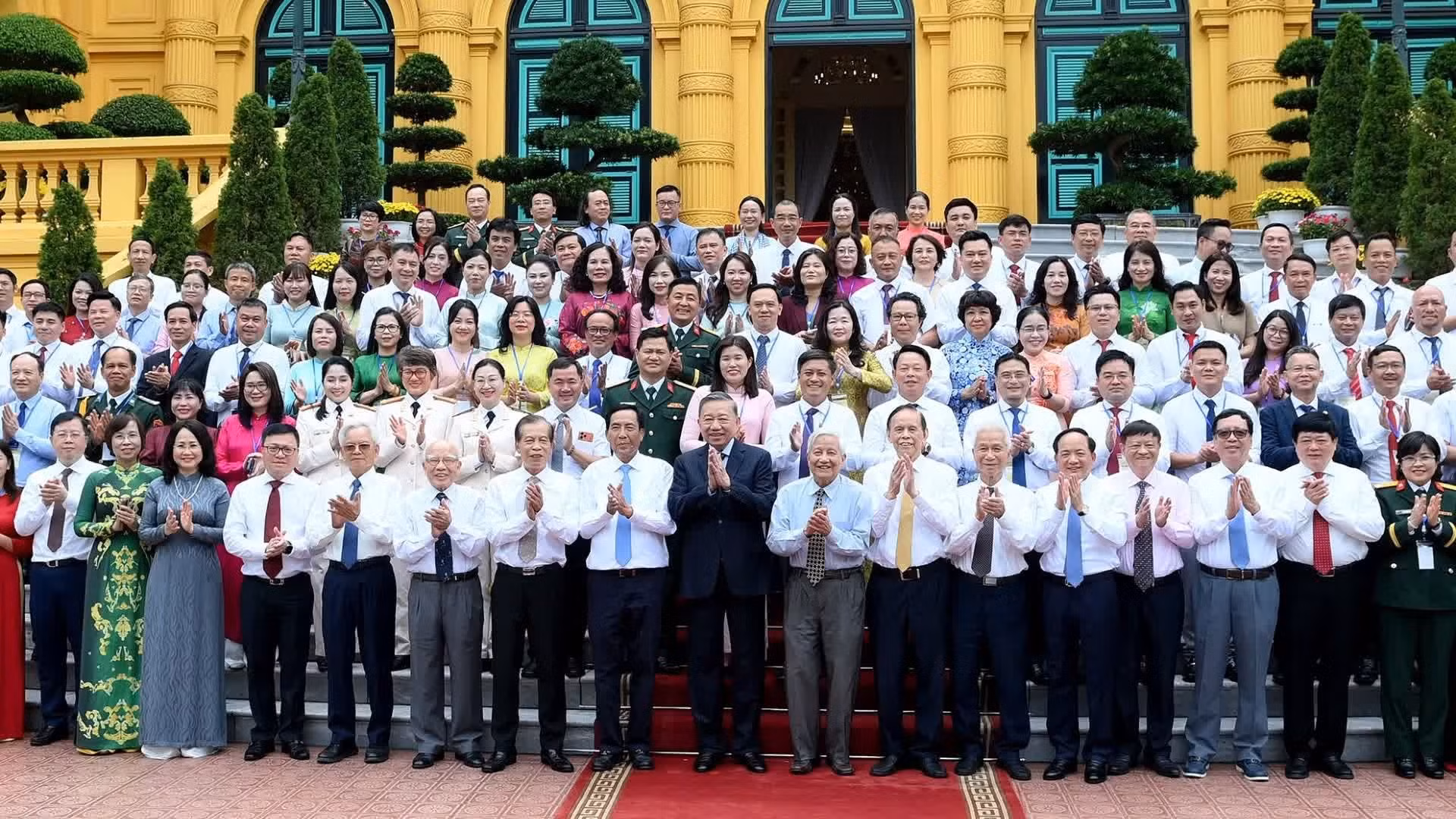 El secretario general del Partido Comunista y presidente de Vietnam, To Lam, y los delegados del contingente periodístico nacional.