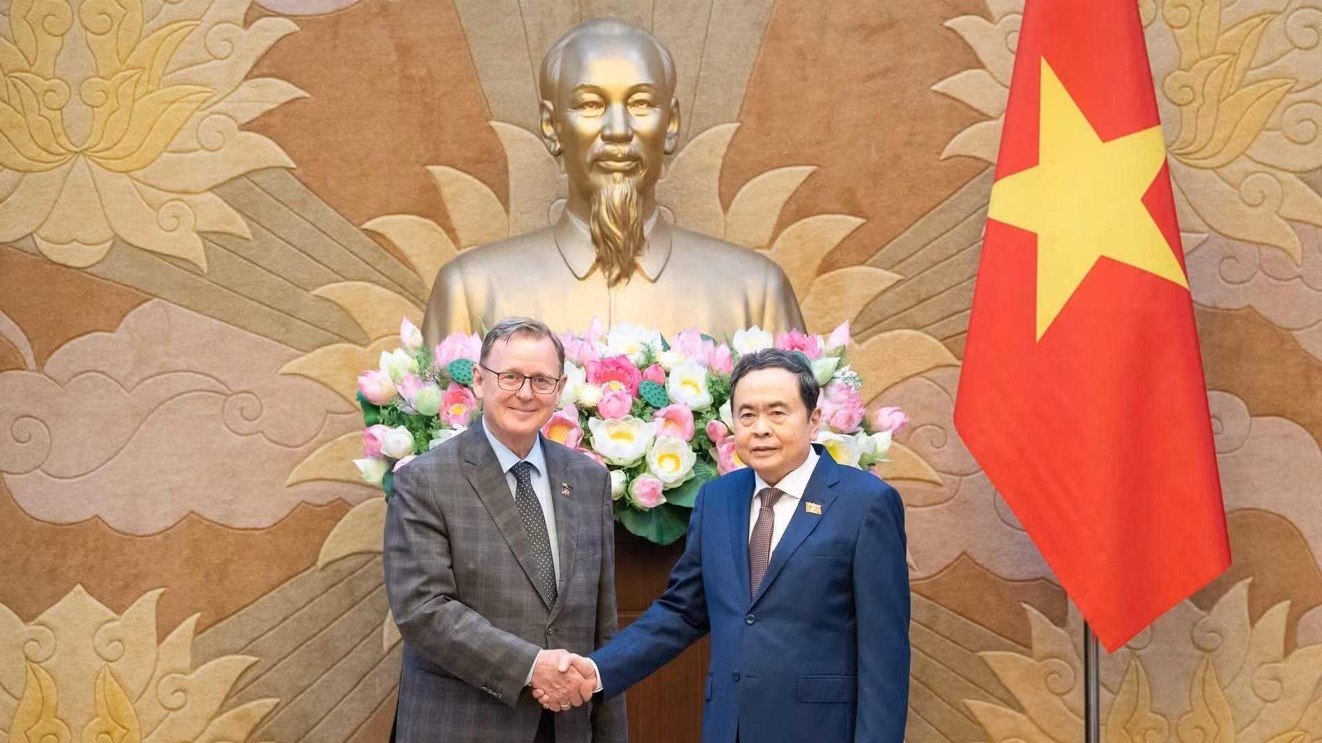 El presidente de la Asamblea Nacional de Vietnam, Tran Thanh Man (derecha), y el subtitular del Parlamento Federal Alemán (Bundestag), Bodo Ramelow.
