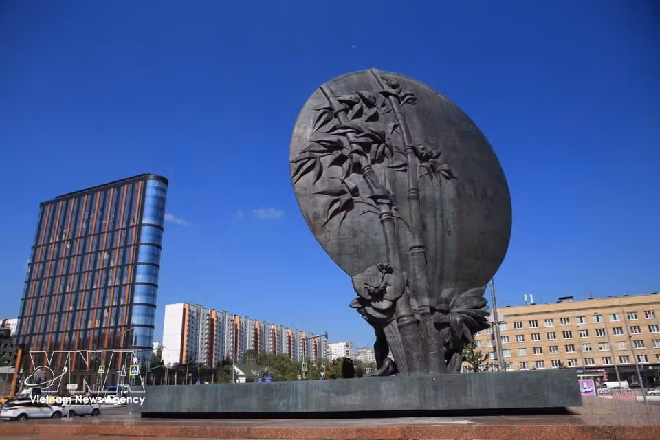 Situada junto a la estación de metro Akademicheskaya, en el distrito administrativo Suroeste de Moscú, la Plaza Ho Chi Minh se ha convertido en un lugar emblemático que refleja los históricos lazos de cooperación y amistad entre ambos países.