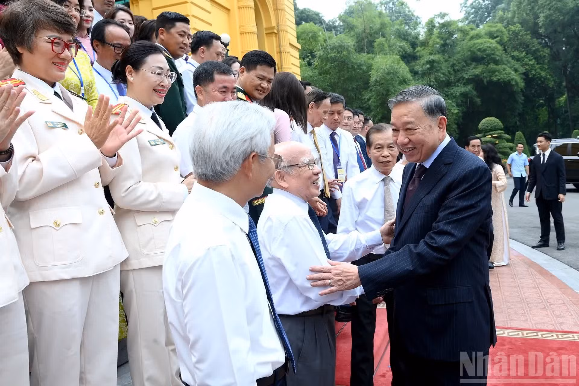 El secretario general del Partido Comunista y presidente de Vietnam, To Lam, recibe a los delegados del contingente periodístico nacional.