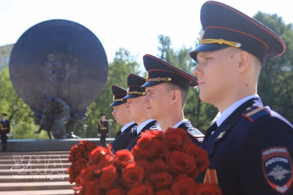 La Guardia de Honor del Departamento del Interior de Moscú deposita respetuosamente una ofrenda floral ante el Monumento al Presidente Ho Chi Minh en Moscú.
