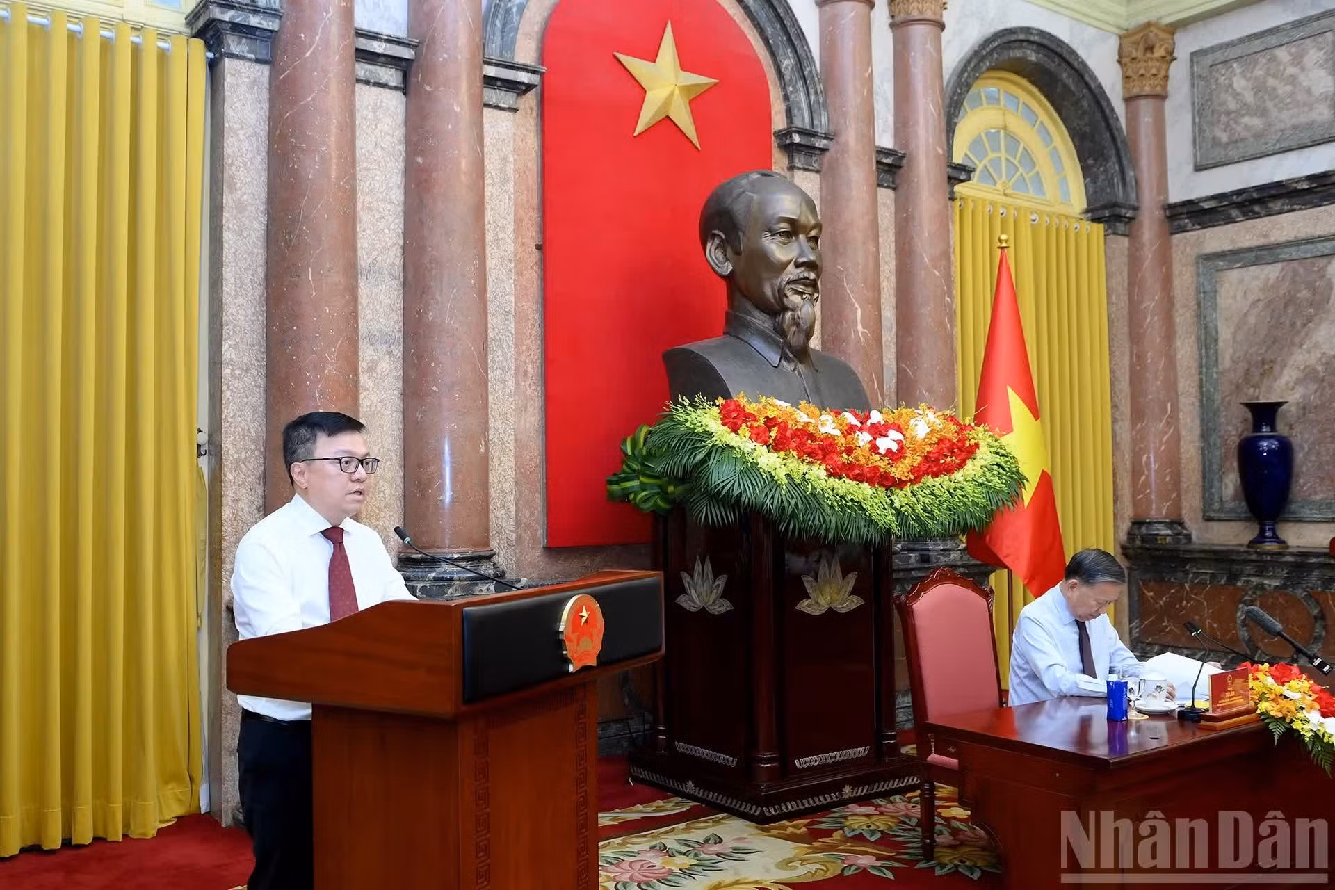 Le Quoc Minh, miembro del Comité Central del Partido, presidente-editor del periódico Nhan Dan, subjefe de la Comisión de Propaganda y Movilización de Masas del Comité Central del Partido y presidente de la Asociación de Periodistas de Vietnam, interviene en el encuentro.
