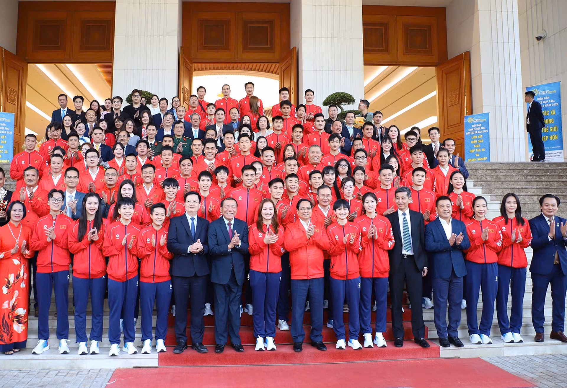 El premier Pham Minh Chinh posa junto a los delegados y otros participantes en el acto.