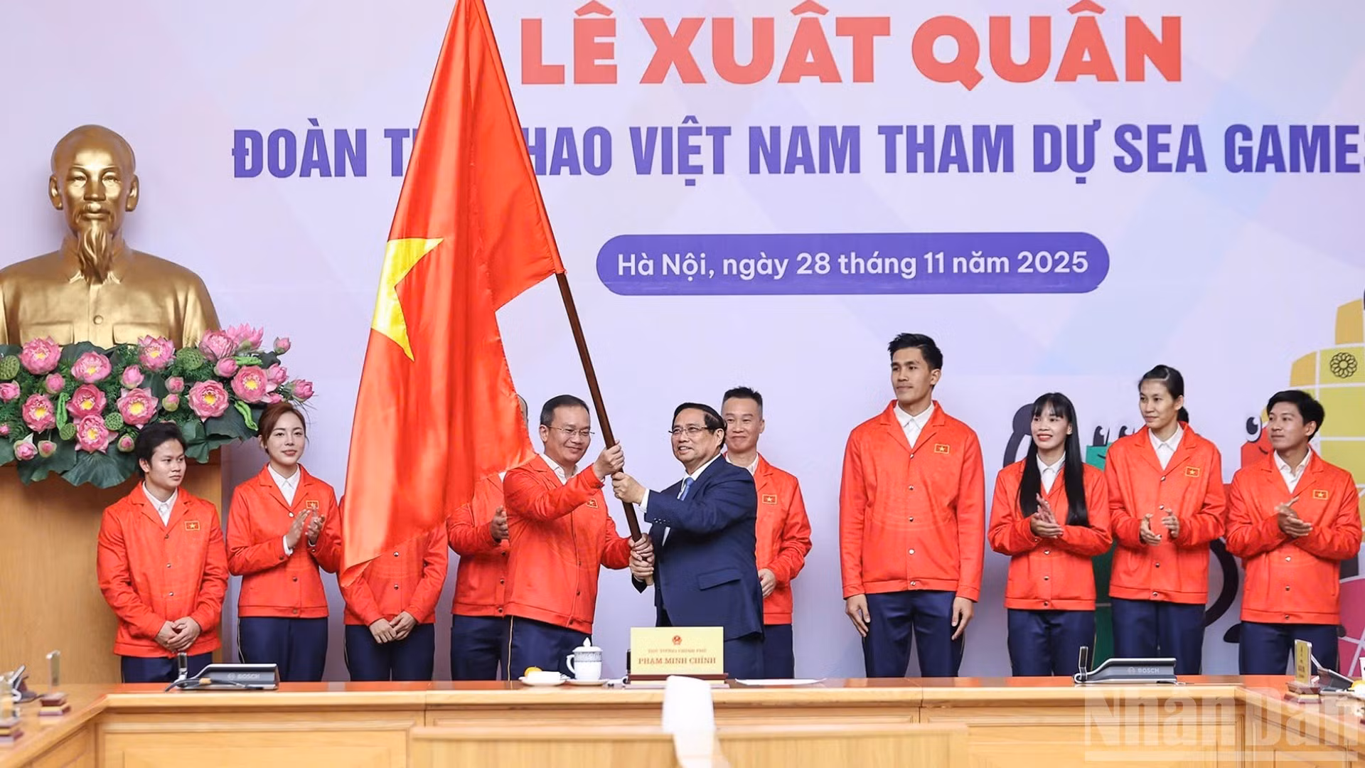 El primer ministro de Vietnam, Pham Minh Chinh, entrega la bandera nacional a la delegación que representará al país en los SEA Games 33.