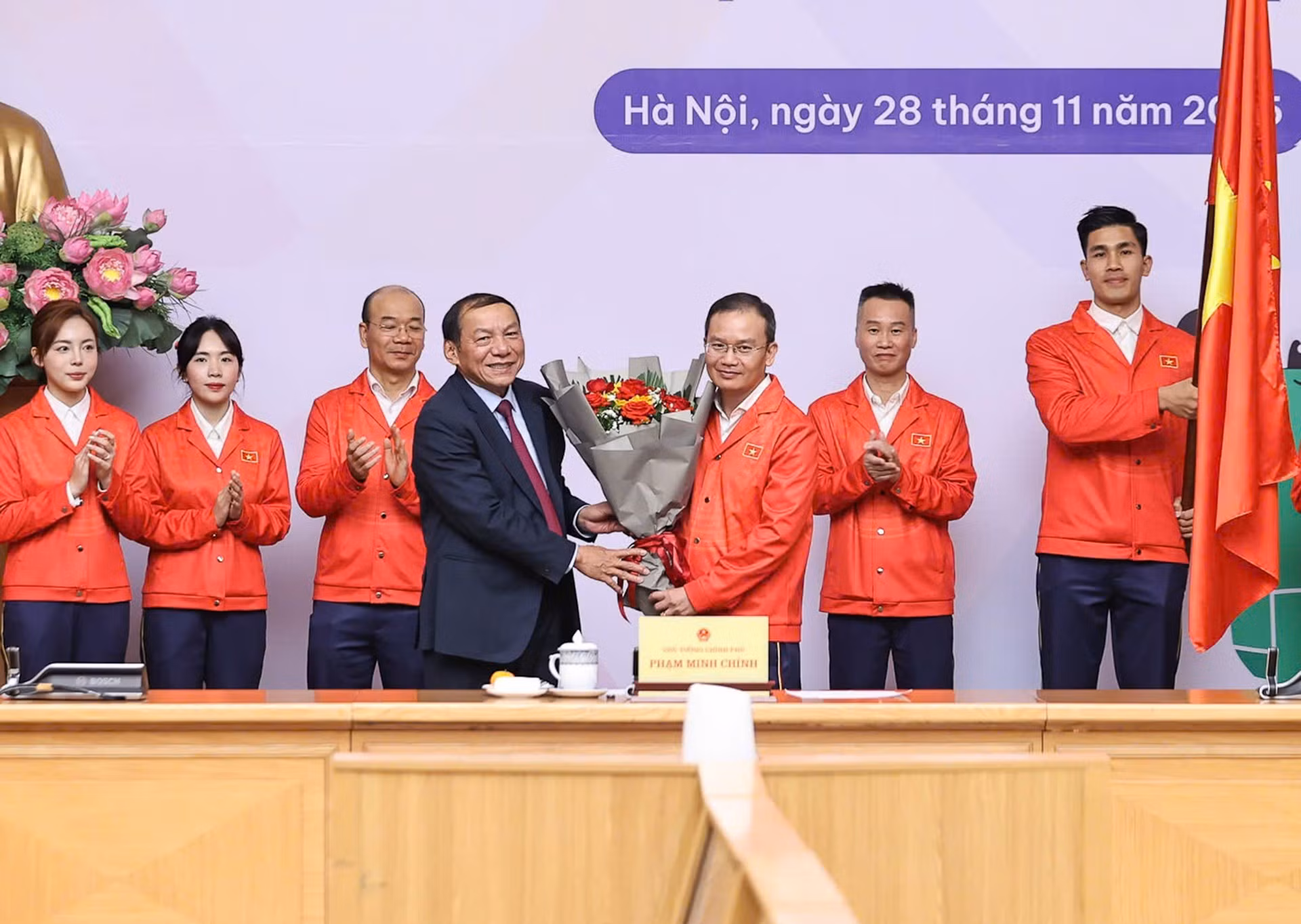 El ministro de Cultura, Deportes y Turismo, Nguyen Van Hung, desea éxito a los delegados.