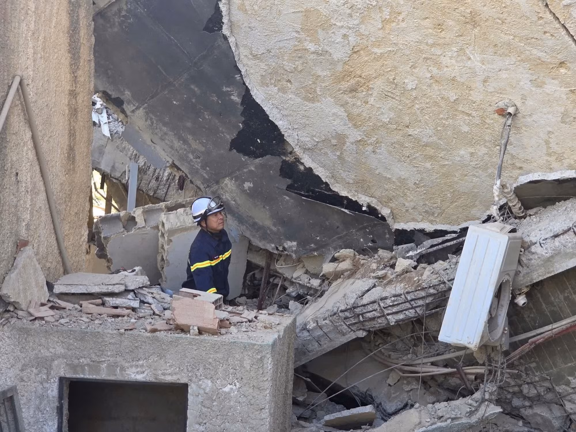 Edificios derrumbados en una zona sacudida el 24 de junio por el doblete de terremotos.