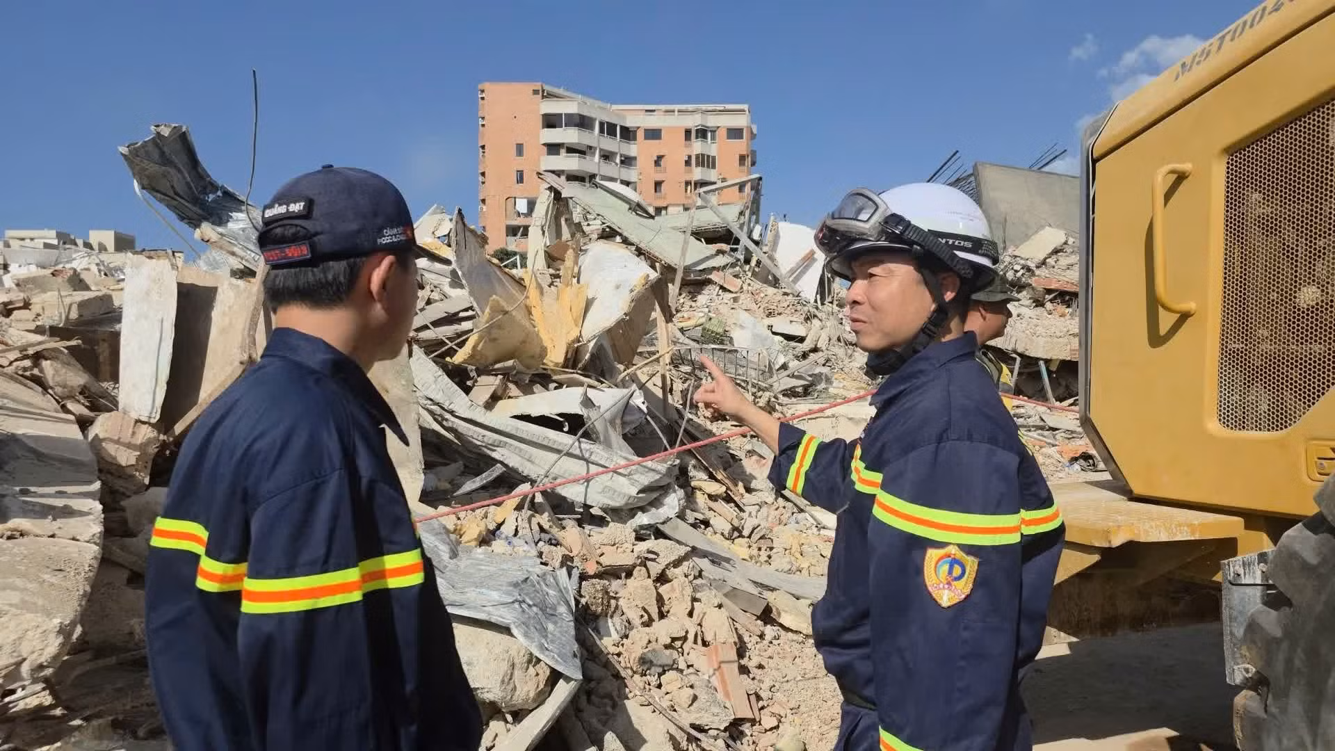 Rescatistas vietnamitas estudian la escena. (Foto: Ministerio de Seguridad Pública de Vietnam)
