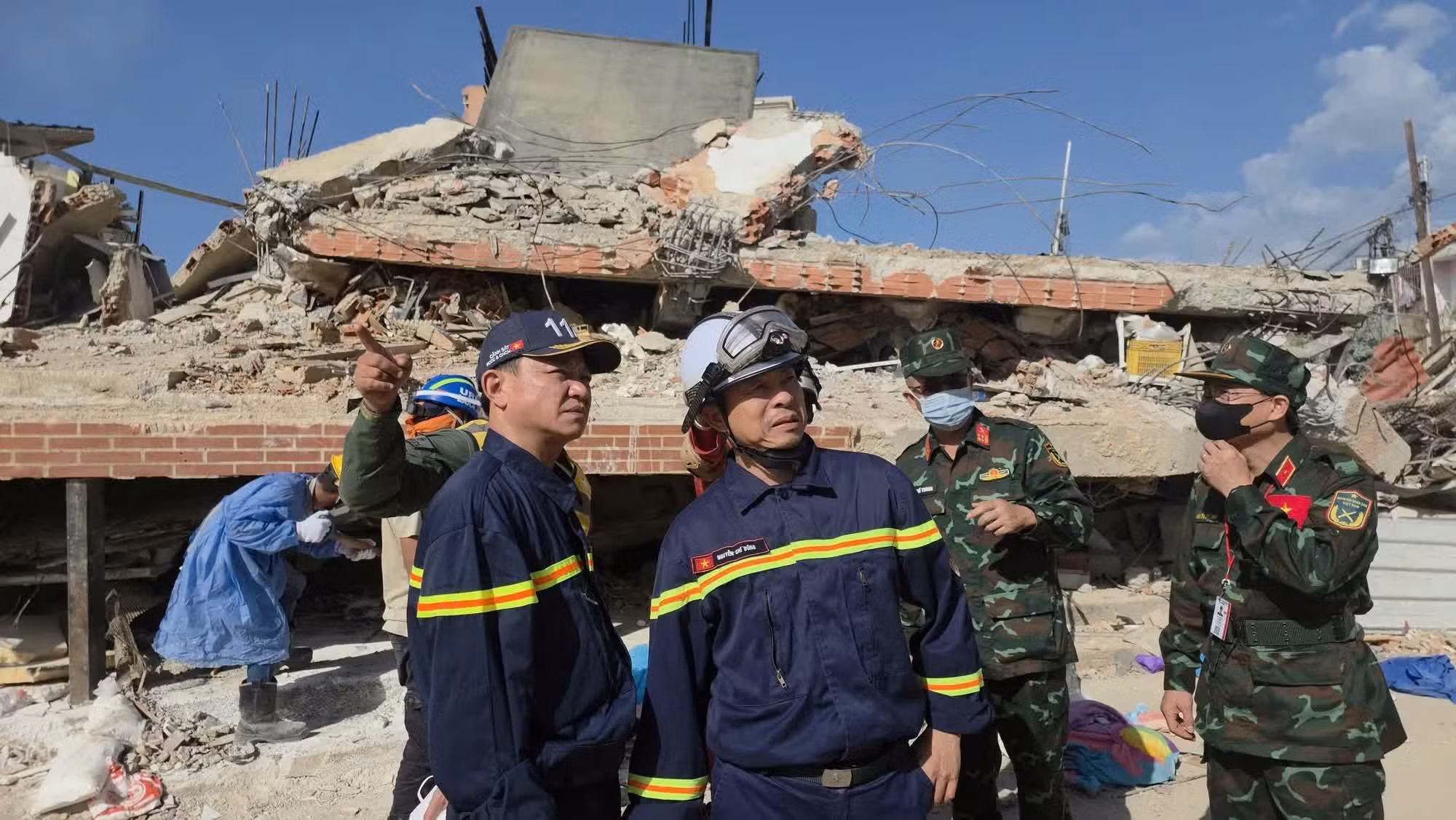 Los agentes policiales vietnamitas se despliegan en dos grupos para esta misión de rescate.