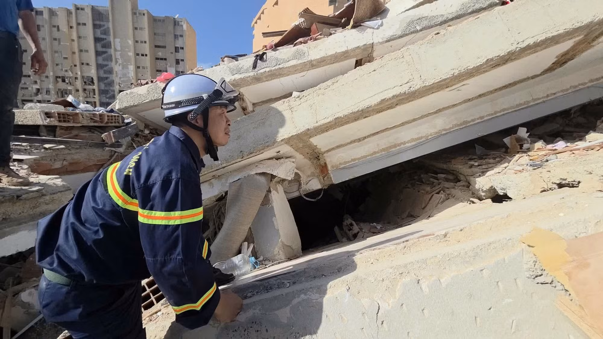 Socorristas vietnamitas inician las operaciones de rescate.