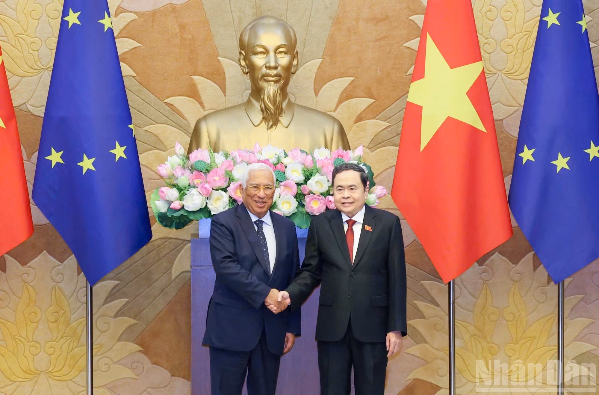 El presidente de la Asamblea Nacional de Vietnam, Tran Thanh Man, y el presidente del Consejo Europeo, António Costa.