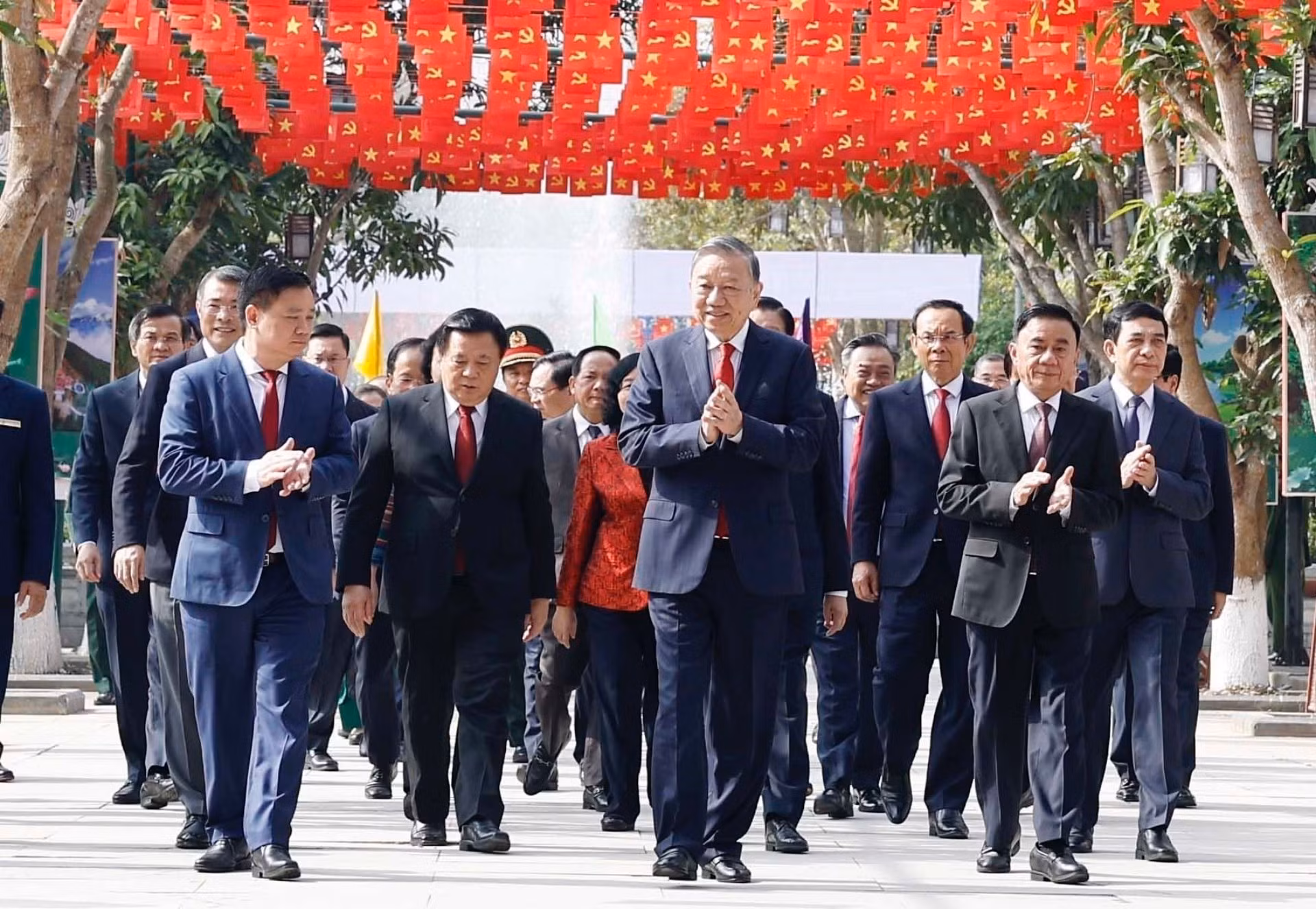 El secretario general del Partido Comunista de Vietnam, To Lam, llega a la Zona de Reliquias Nacional Especial de Kim Lien.