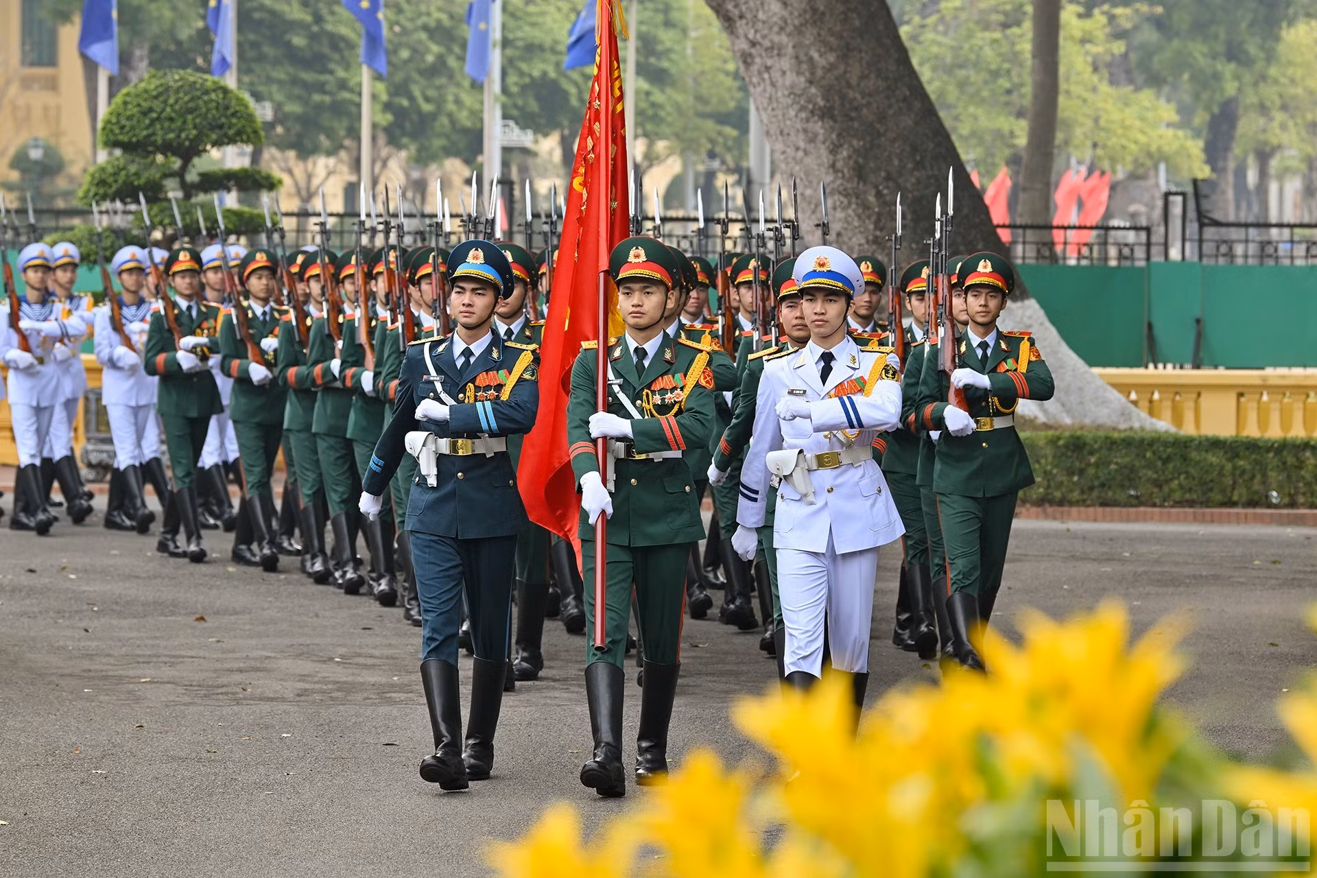 La guardia de honor del Ejército Popular de Vietnam avanza a su posición para la ceremonia.