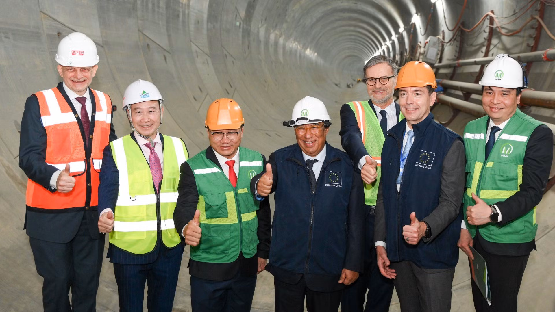 El presidente del Consejo Europeo, António Costa, y delegados en el sitio de construcción de la línea 3 del Metro de Hanói.