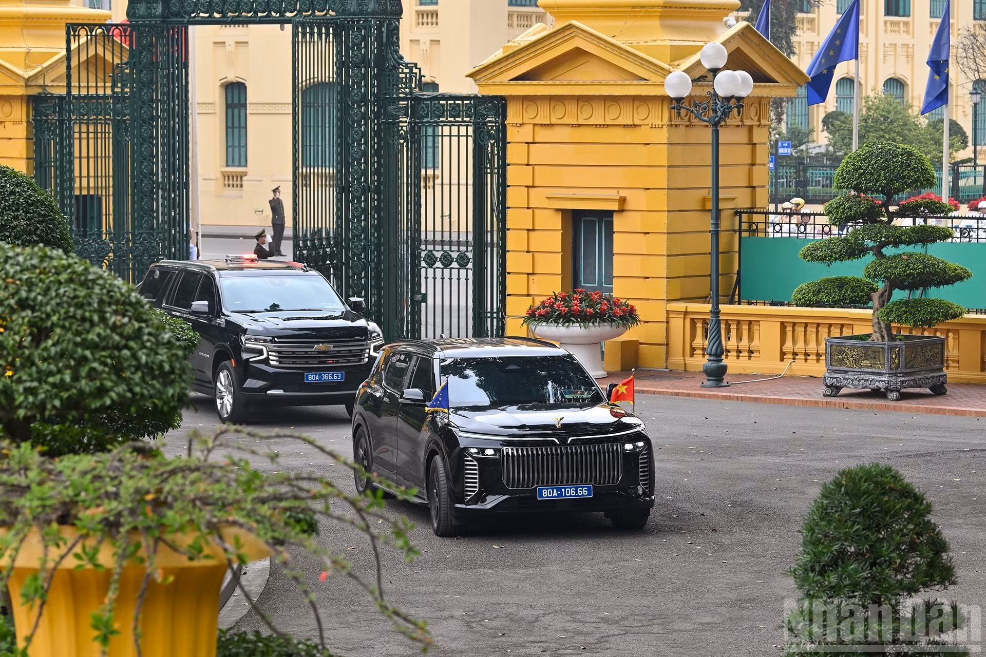 El convoy de Costa entra en el recinto del Palacio Presidencial.