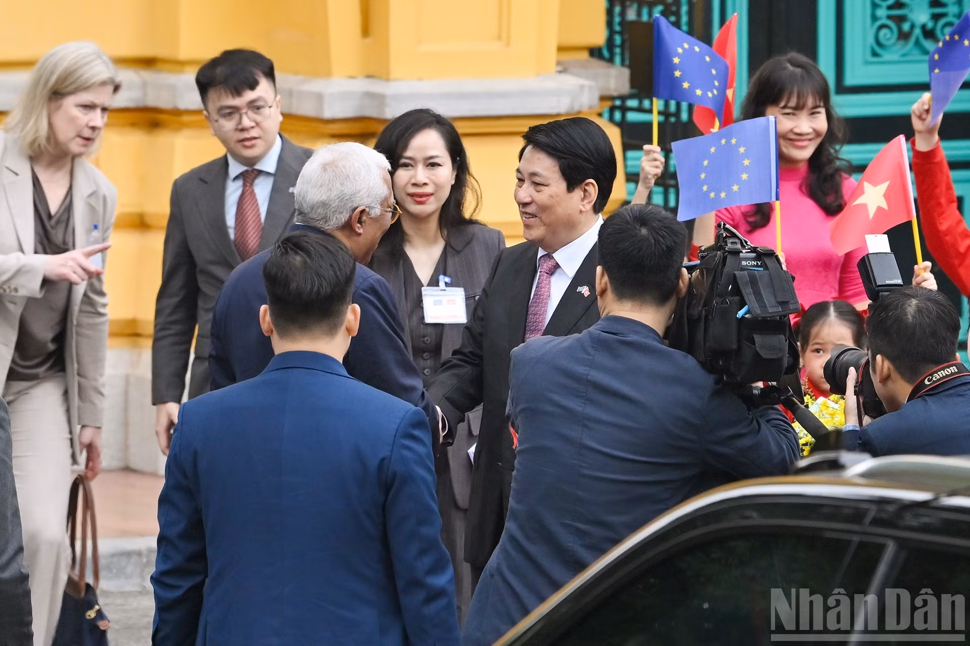 El presidente de Vietnam, Luong Cuong, recibe al titular del Consejo Europeo, António Costa.