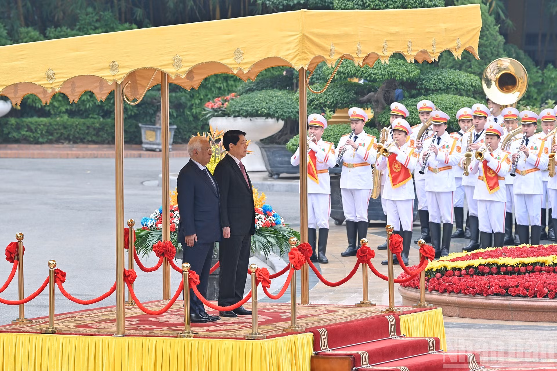 El presidente de Vietnam, Luong Cuong, y el titular del Consejo Europeo, António Costa, en el podio de honor durante la entonación de los himnos de Vietnam y de la Unión Europea.