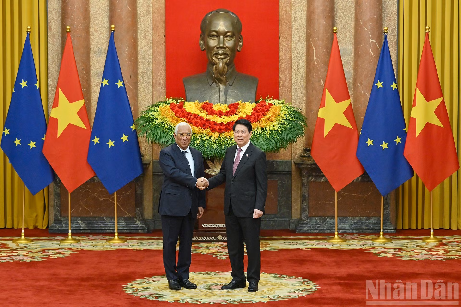 El presidente de Vietnam, Luong Cuong (derecha), recibe al titular del Consejo Europeo, António Costa.