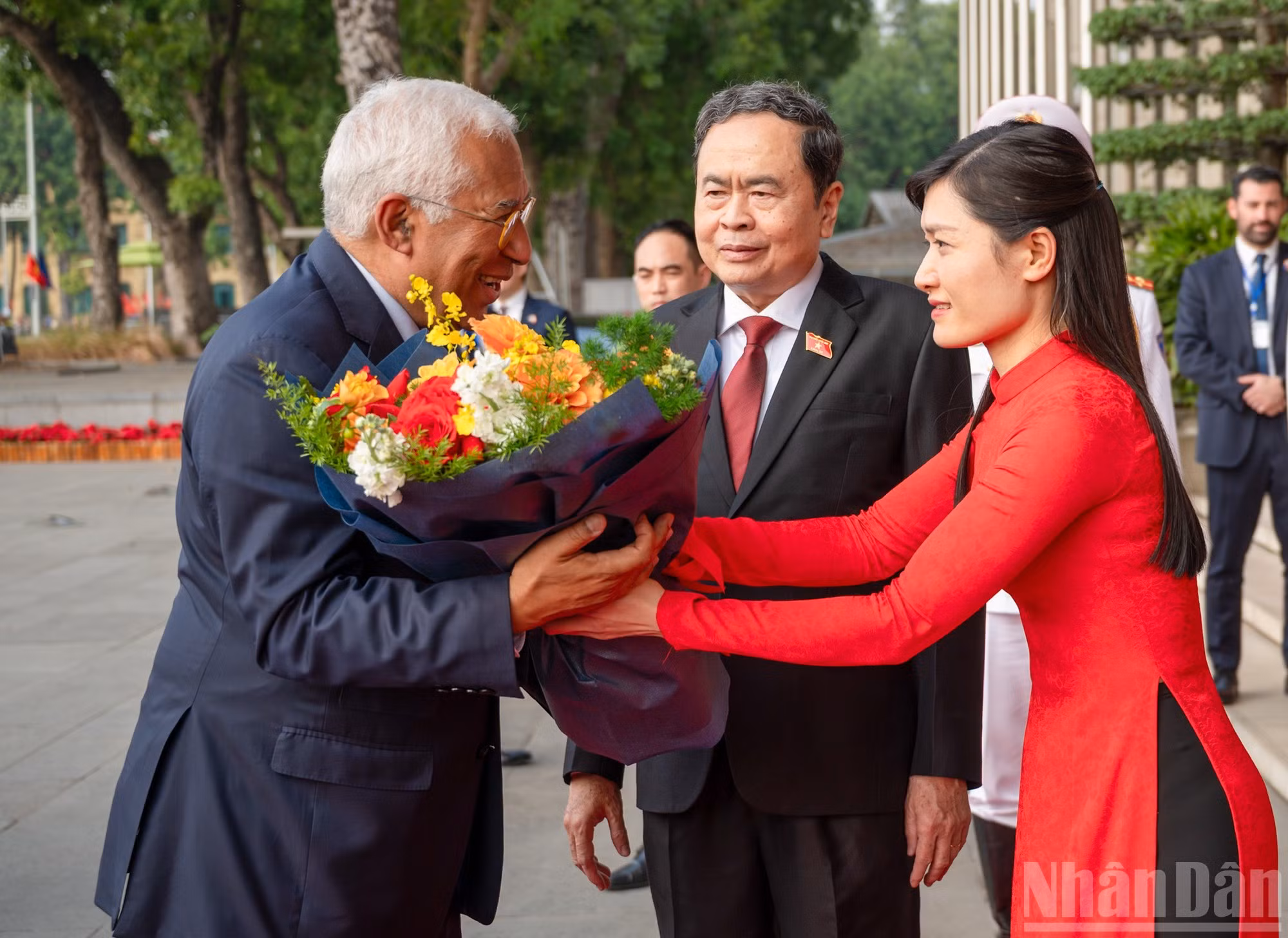 El presidente del Consejo Europeo, António Costa, recibe flores de bienvenida de la Oficina de la Asamblea Nacional de Vietnam.