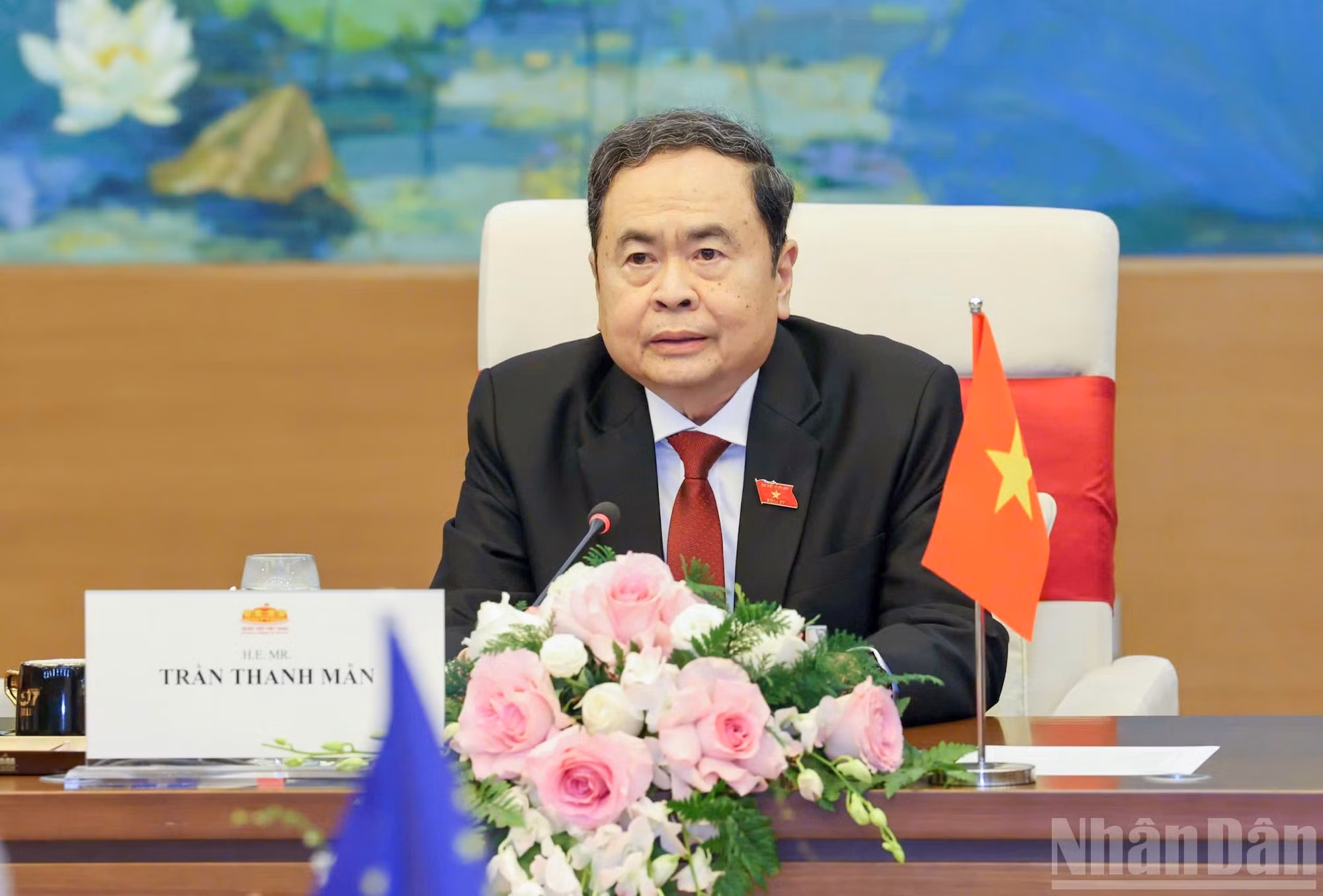 El presidente de la Asamblea Nacional de Vietnam, Tran Thanh Man, da palabras.