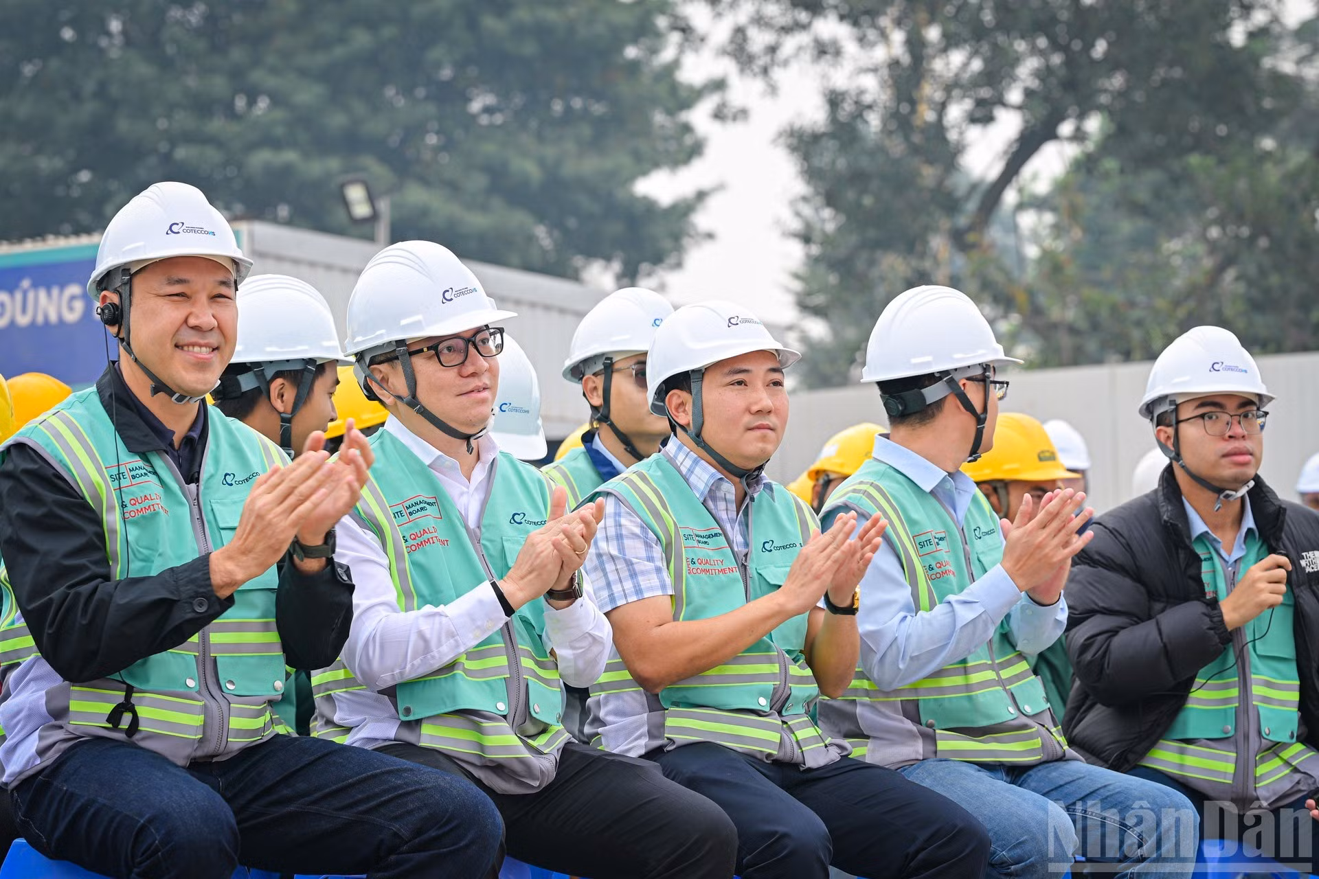 Los obreros beneficiarios esta vez trabajan en los proyectos de construcción del teatro de Ngoc Trai y el Parque Temático de Cultura y Arte, y otro de reparación de la Casa de Huéspedes del Lago Oeste.