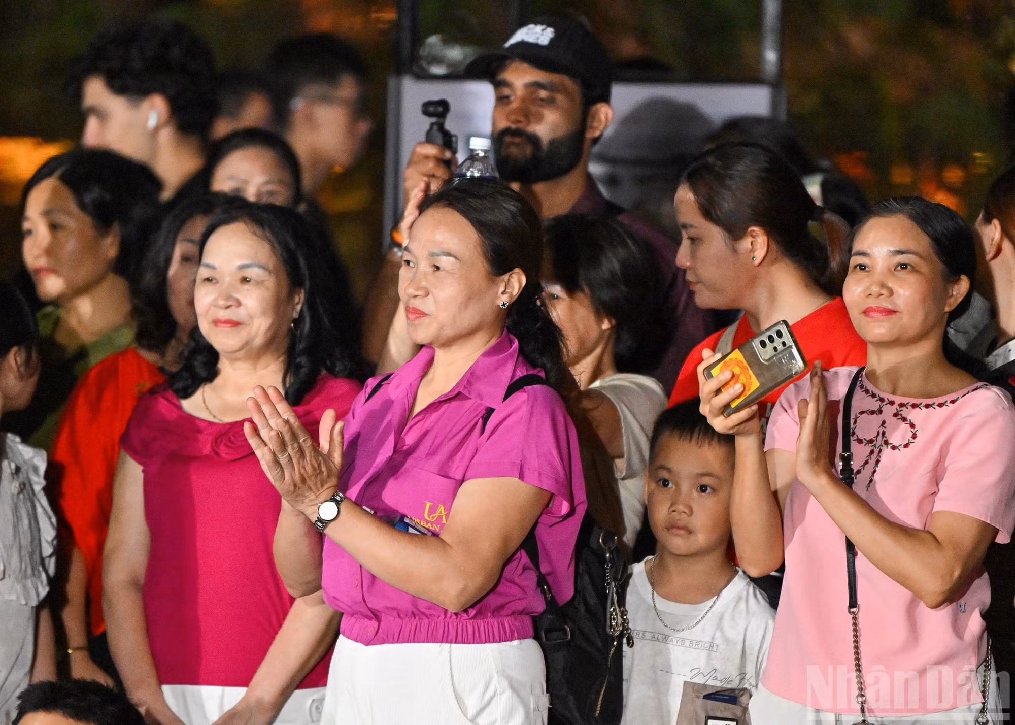 Dando al espacio peatonal del lago Hoan Kiem, el sitio del evento atrae a numerosos transeúntes.