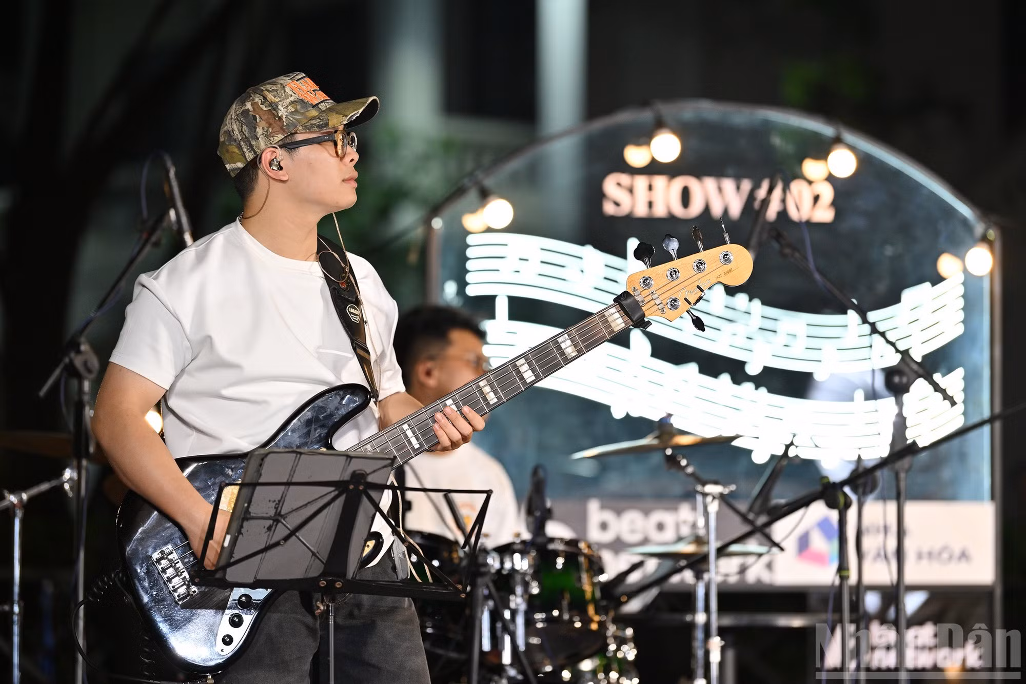 Pink Frog es otro representante de la generación de artistas jóvenes invitado a actuar bajo el secular baniano de Nhan Dan.