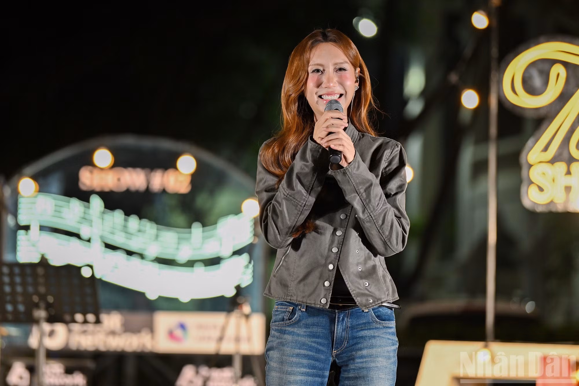 La famosa cantante Lynk Lee reparte melodías.