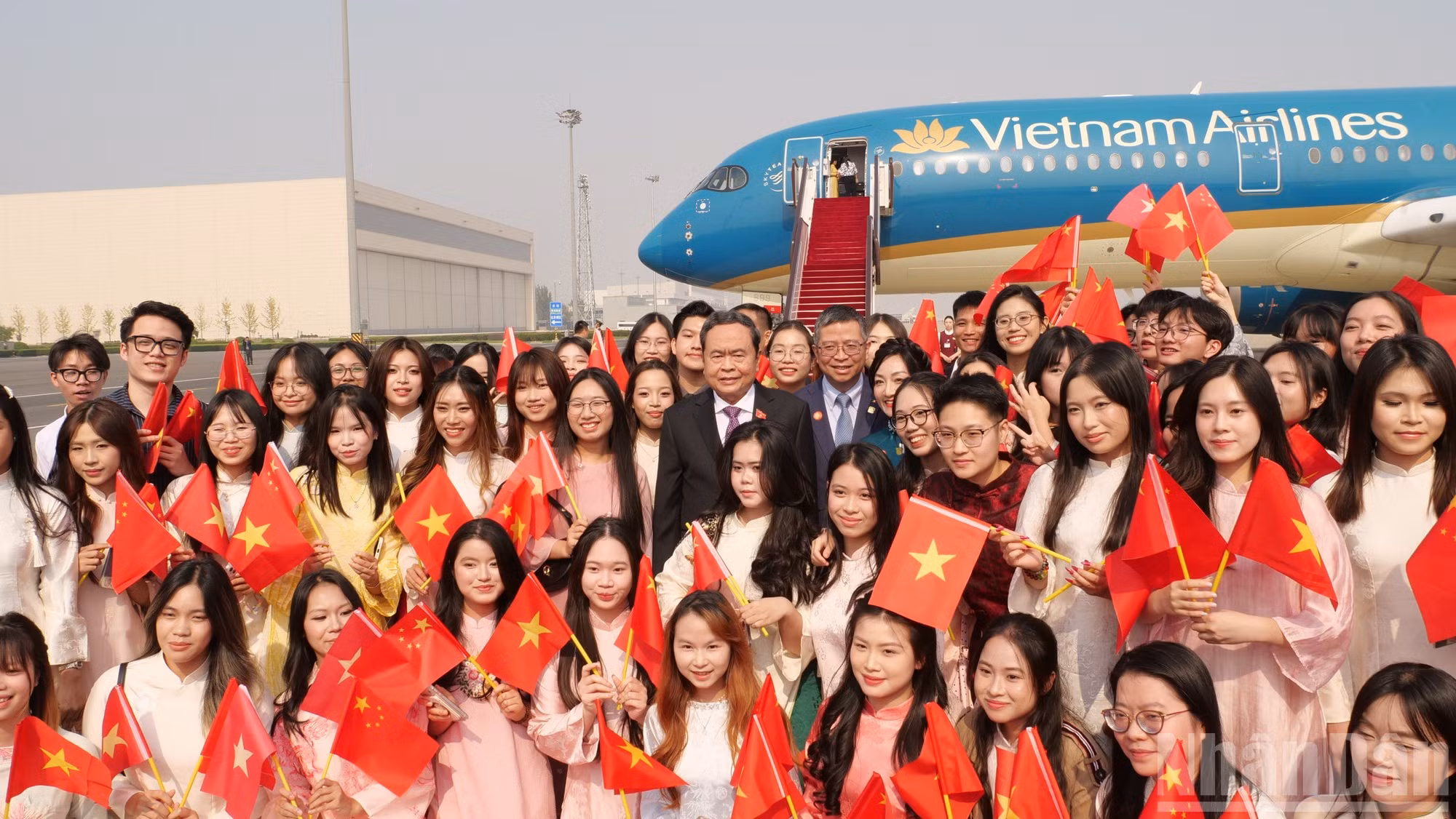 El jefe del Legislativo se toma fotos junto con el embajador de Vietnam en China, Pham Thanh Binh, y estudiantes connacionales.