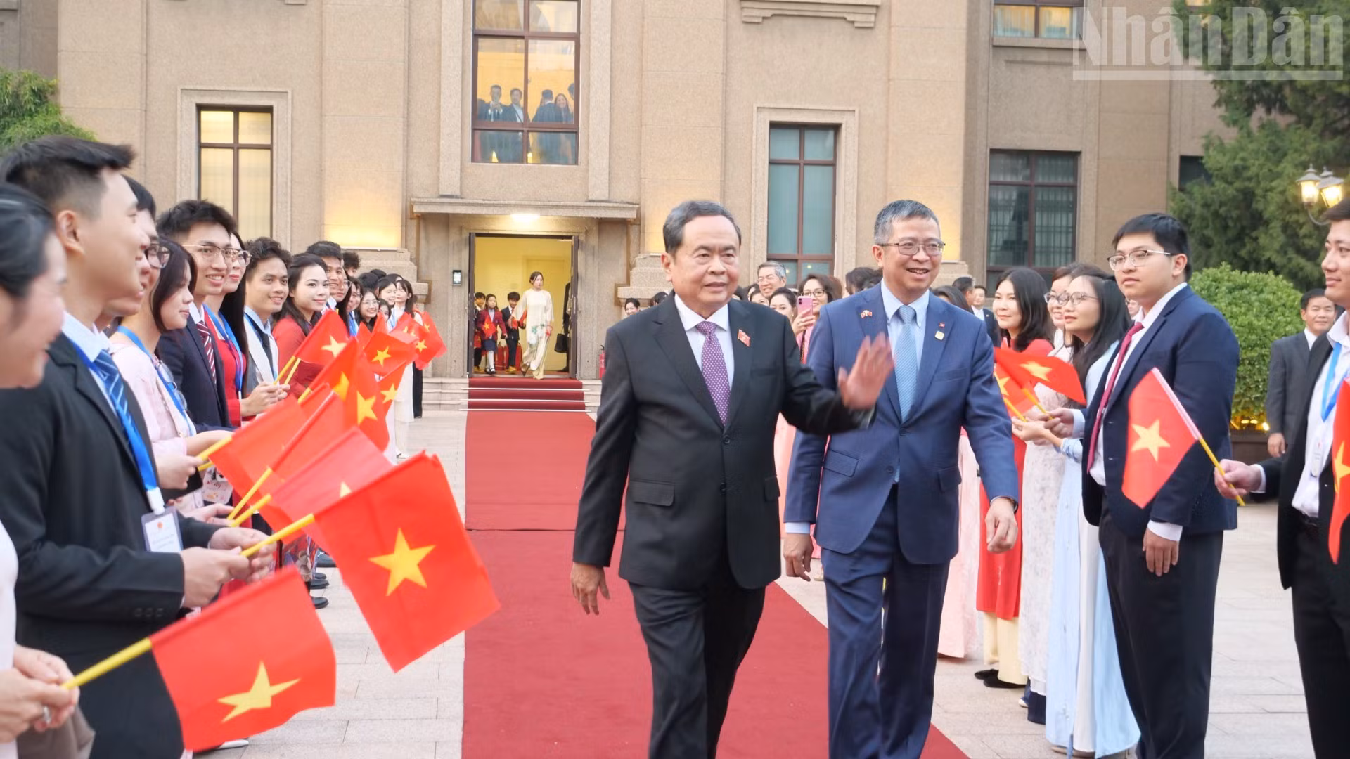 El presidente de la Asamblea Nacional de Vietnam, Tran Thanh Man, visita la embajada del país en China. 