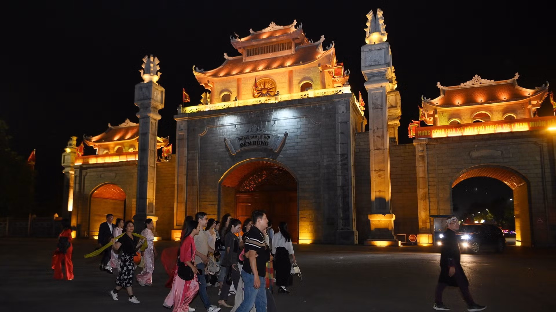 [Foto] Recorrido nocturno repasa historia de los fundadores de la nación vietnamita