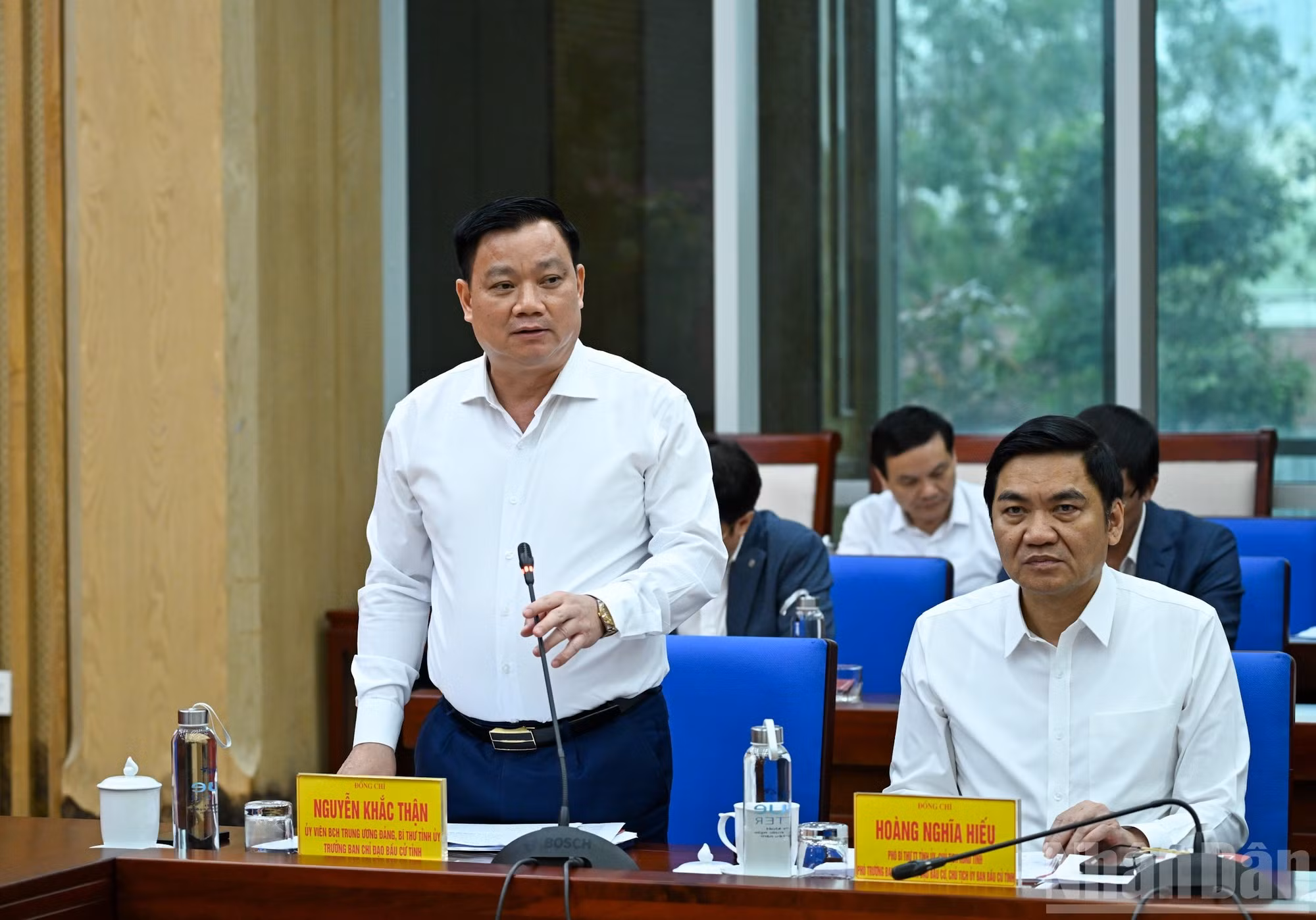 El secretario del Comité del Partido Comunista de Vietnam en Nghe An, Nguyen Khac Than, tiene la palabra.