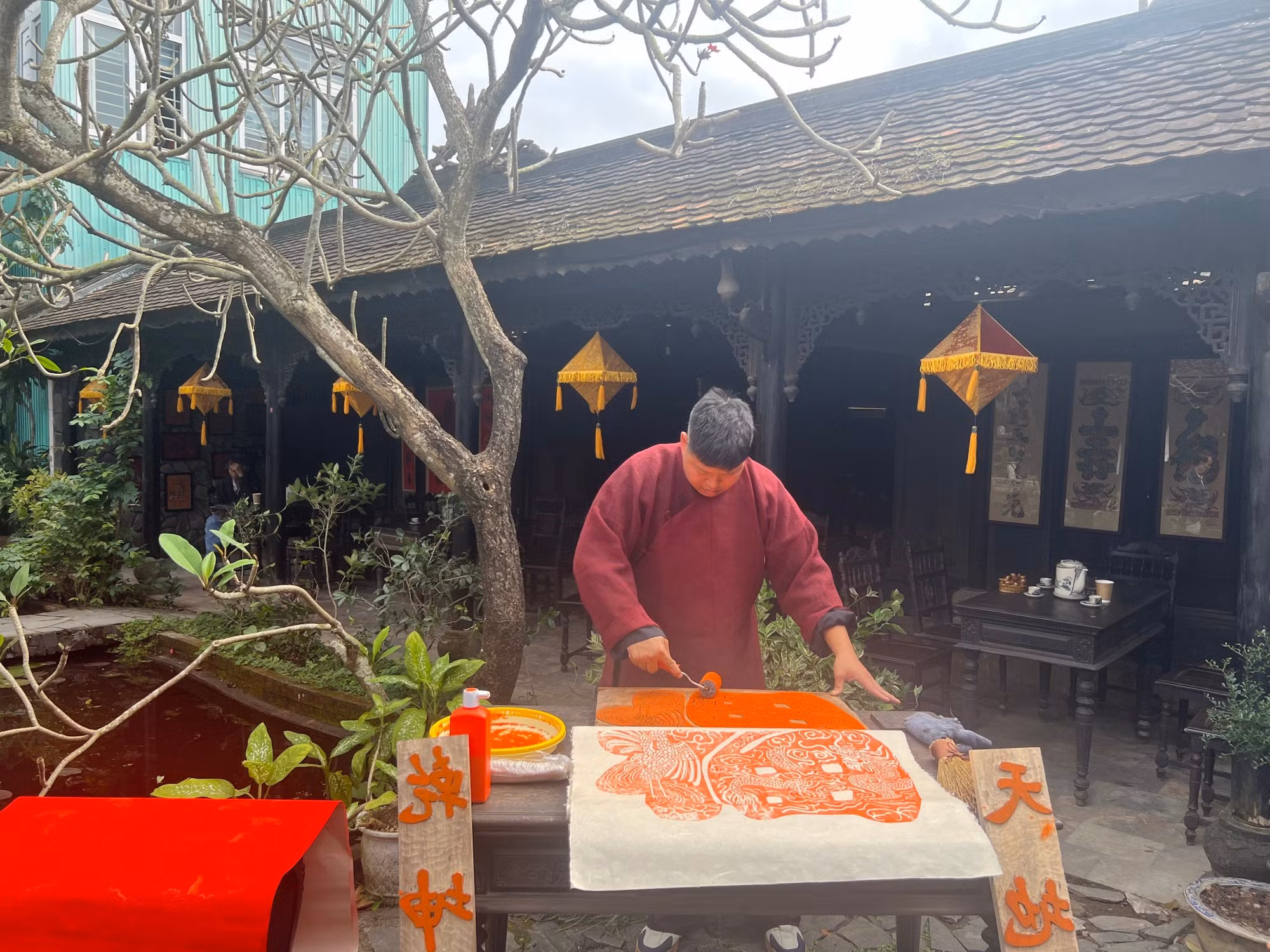 El artesano Nguyen Cong Dat, oriundo de la aldea de Thanh Lieu, en la ciudad de Hai Phong, demuestra la técnica de imprimir el “lien” utilizando el molde que restauró junto con sus colegas.