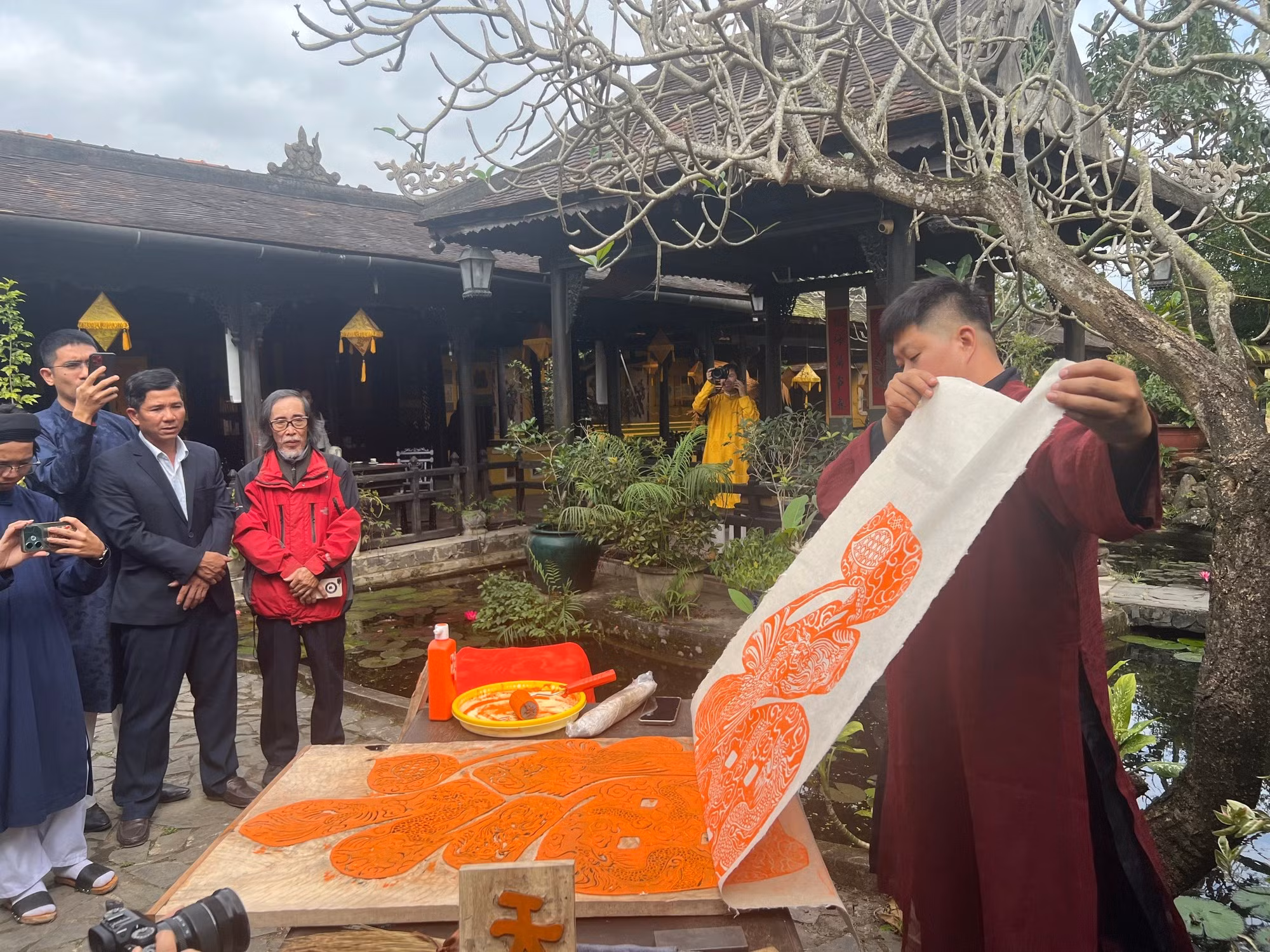 El proceso consiste en aplicar tinta al molde con un rodillo, cubrirlo con papel tradicional do y frotar toda su superficie con una pieza de fibra de luffa para que la tinta se impregne en el papel.
